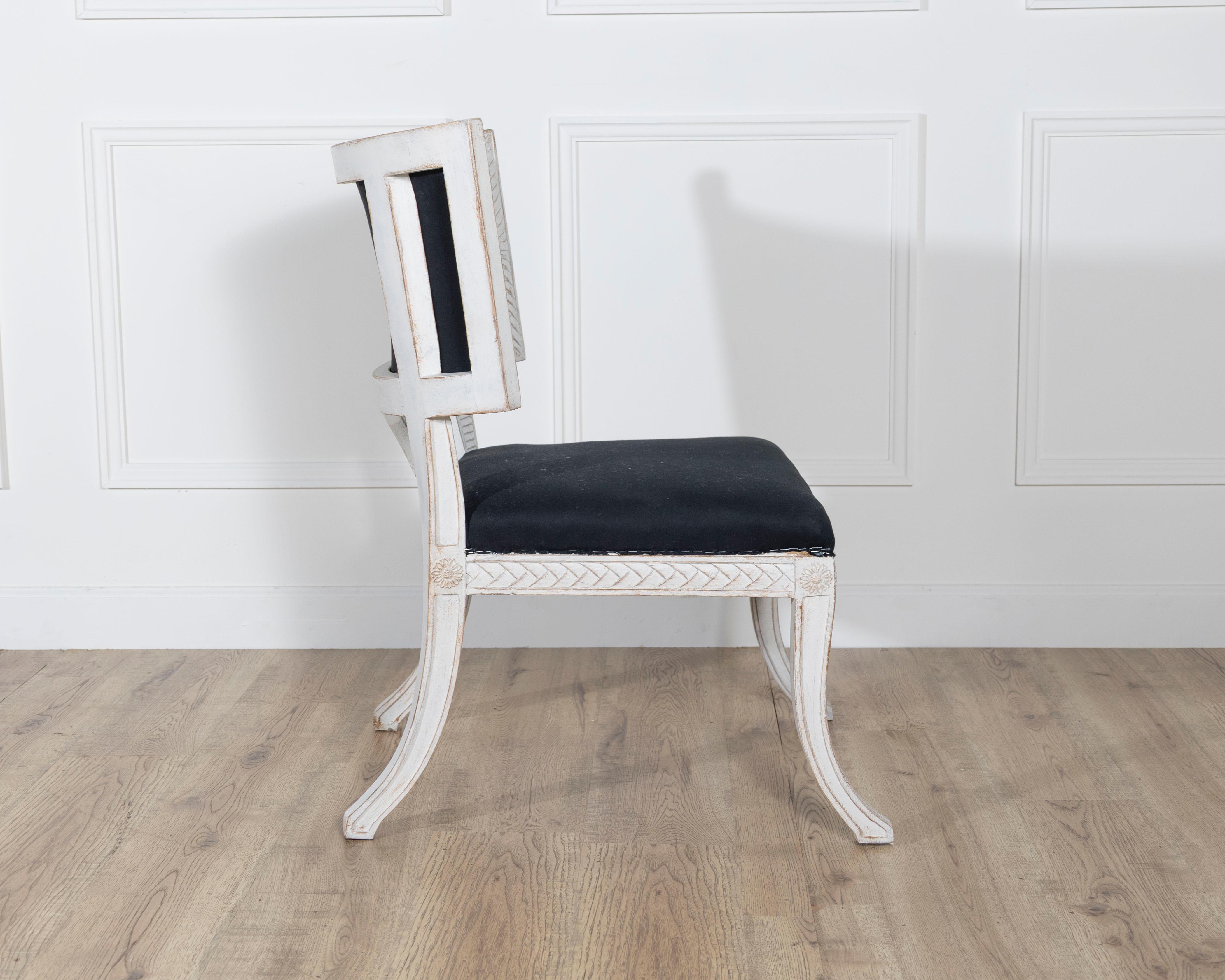 Paire de chaises suédoises de style gustavien avec tapisserie bleu foncé en vente 5