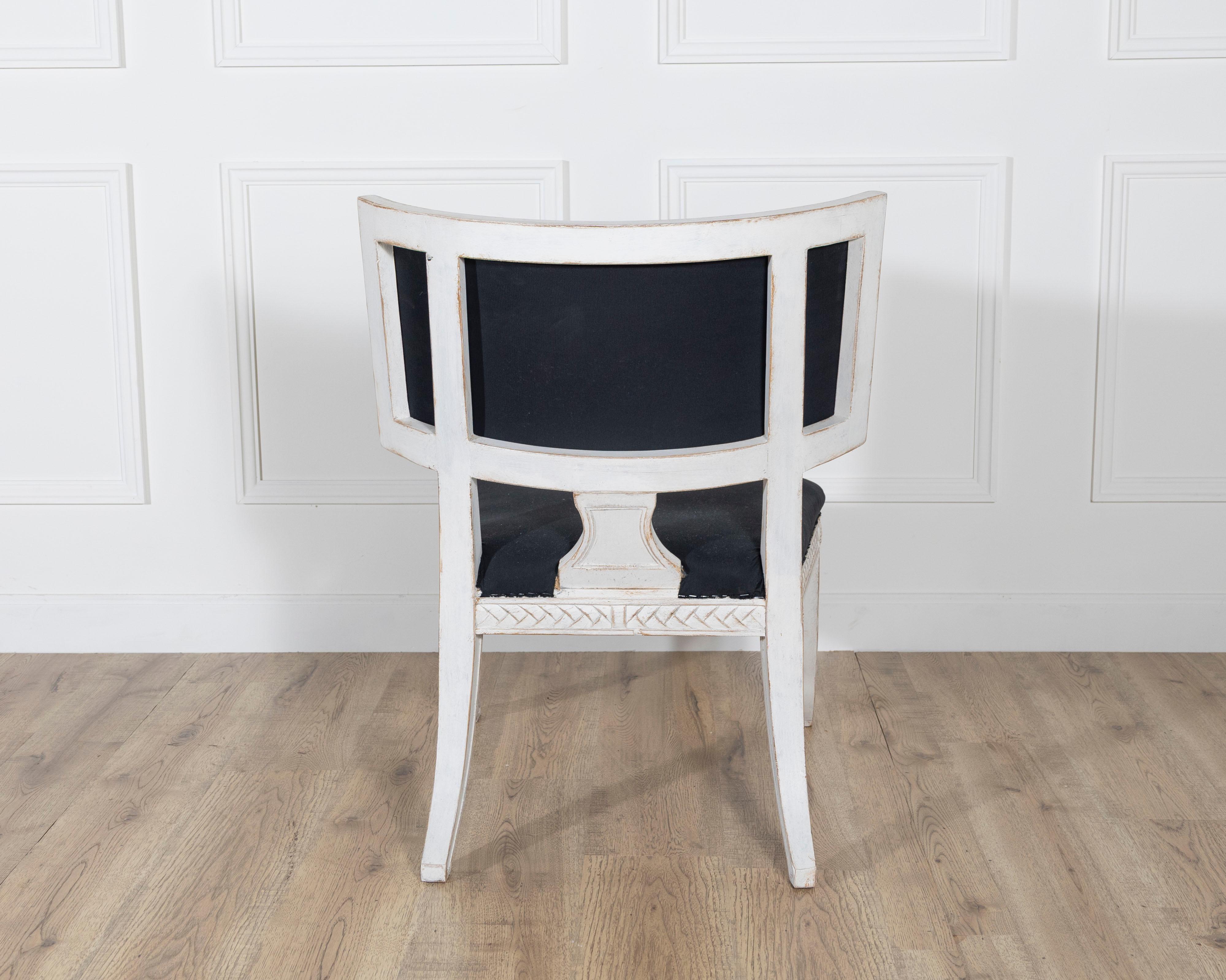 Paire de chaises suédoises de style gustavien avec tapisserie bleu foncé en vente 6