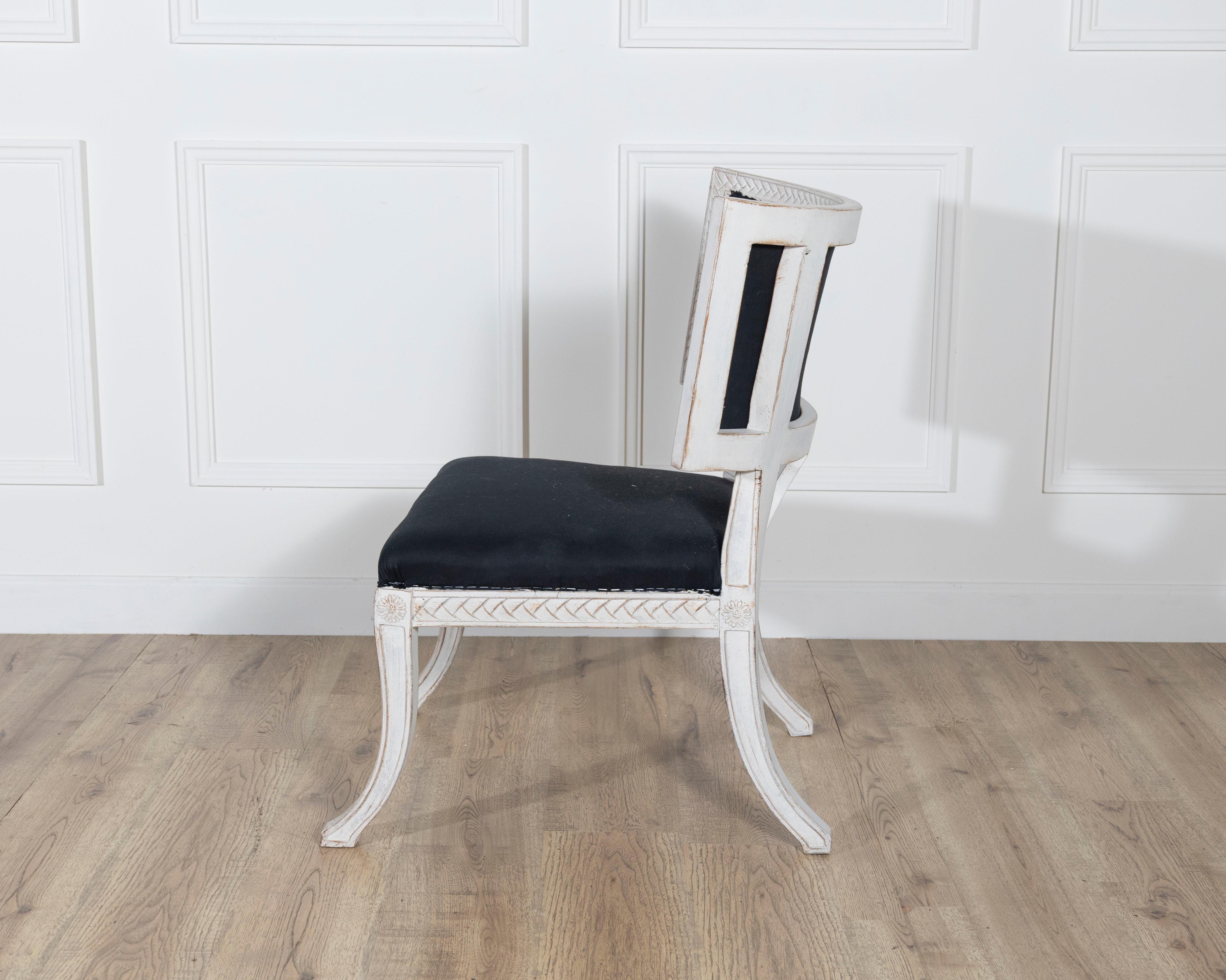 Paire de chaises suédoises de style gustavien avec tapisserie bleu foncé en vente 7