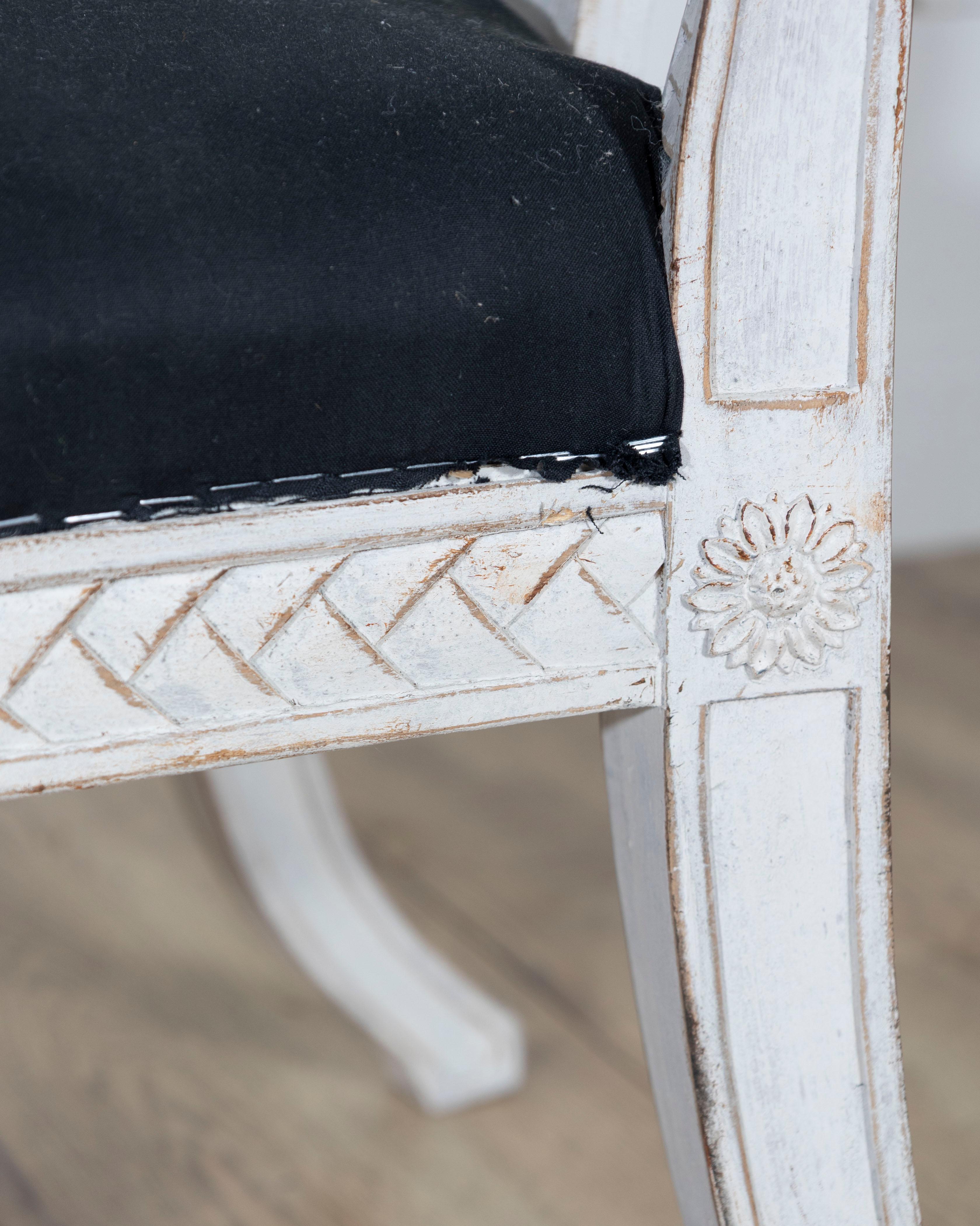 Paire de chaises suédoises de style gustavien avec tapisserie bleu foncé en vente 8