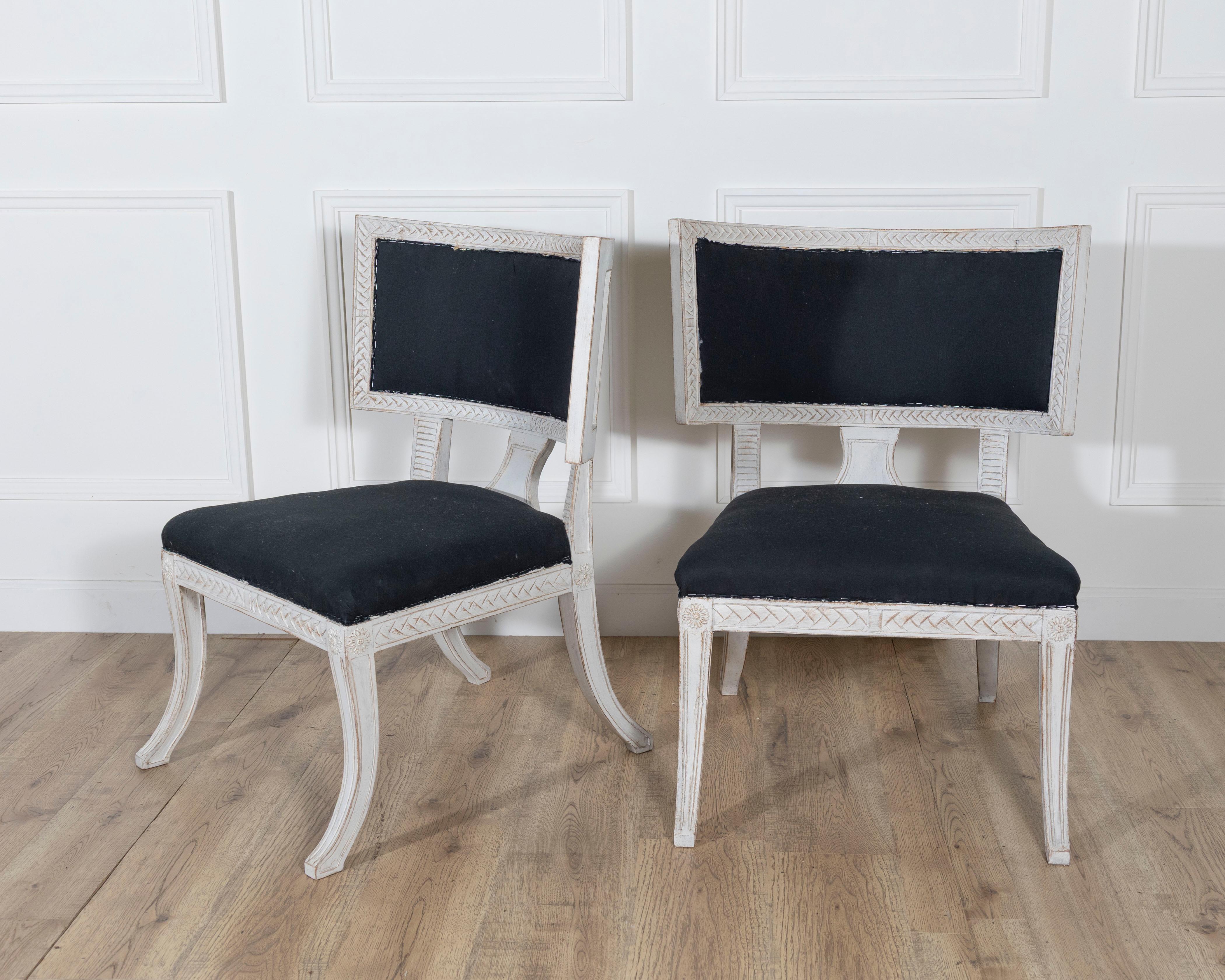 Suédois Paire de chaises suédoises de style gustavien avec tapisserie bleu foncé en vente