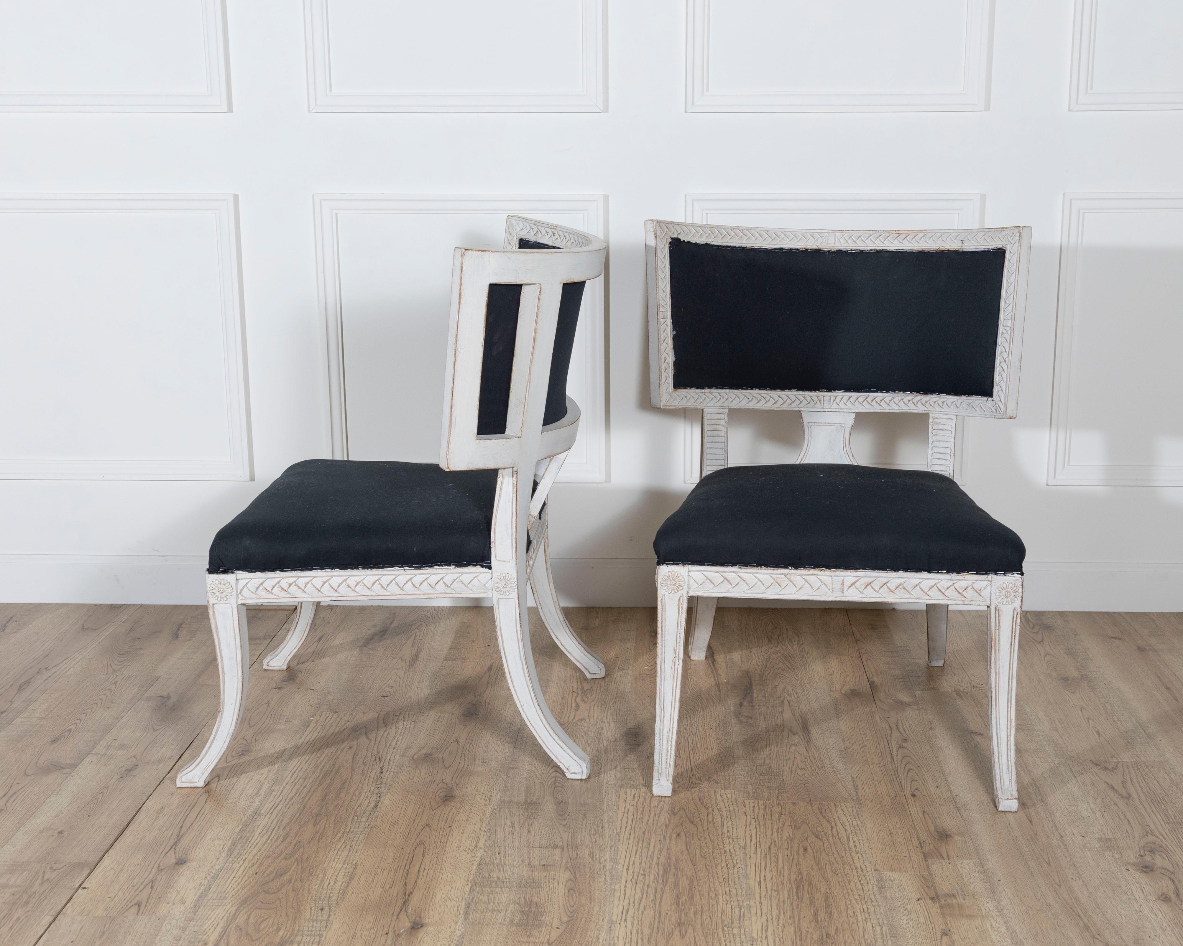 Peint Paire de chaises suédoises de style gustavien avec tapisserie bleu foncé en vente