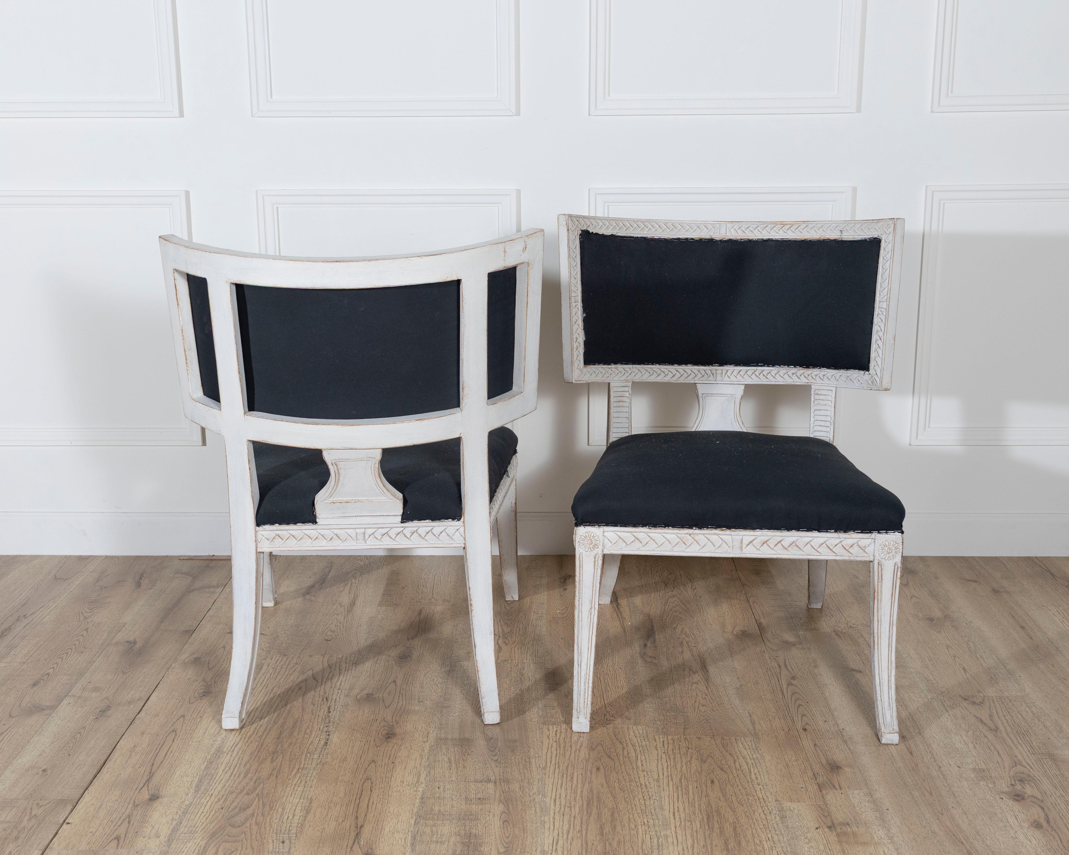 Paire de chaises suédoises de style gustavien avec tapisserie bleu foncé Bon état - En vente à Atlanta, GA