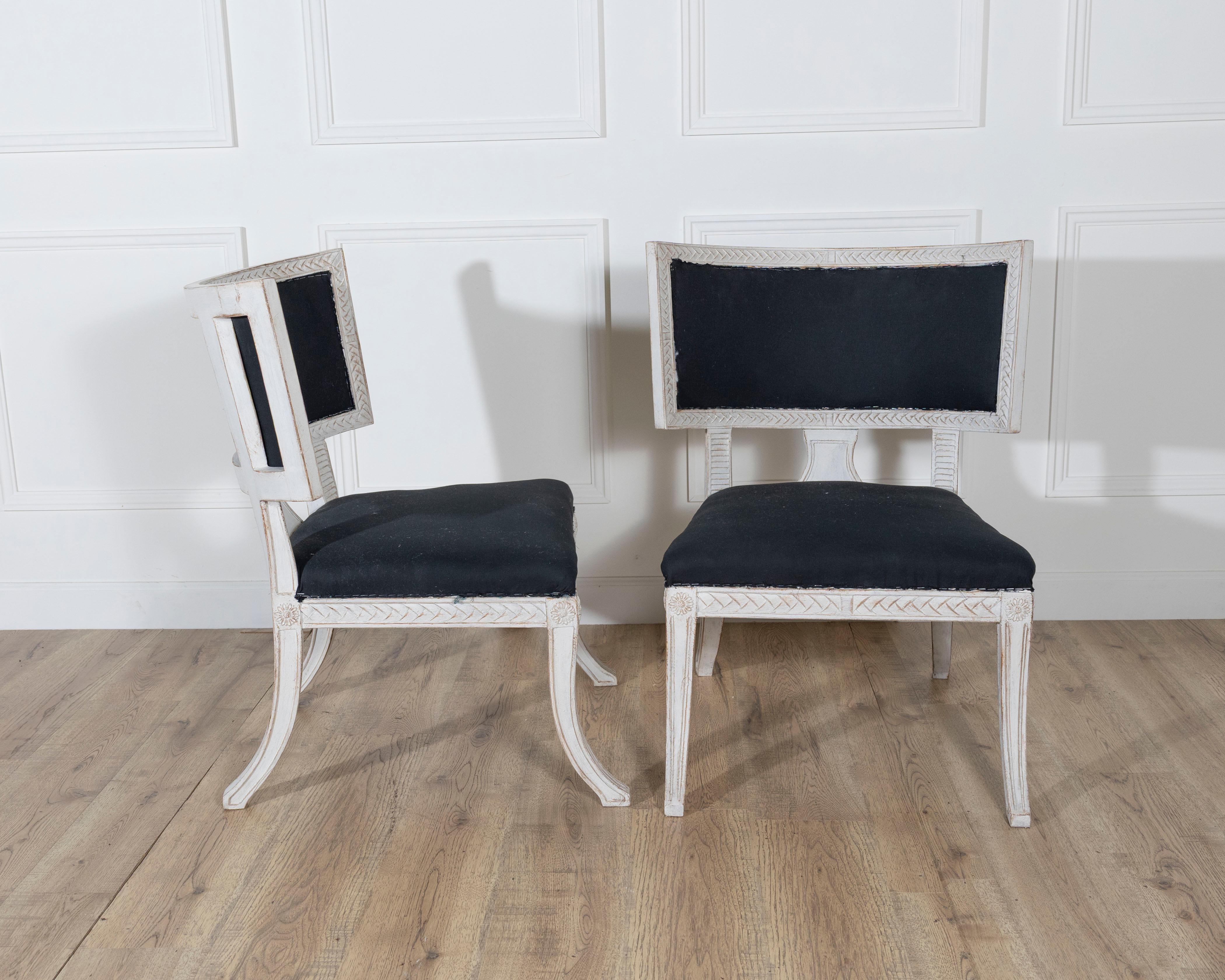 XIXe siècle Paire de chaises suédoises de style gustavien avec tapisserie bleu foncé en vente