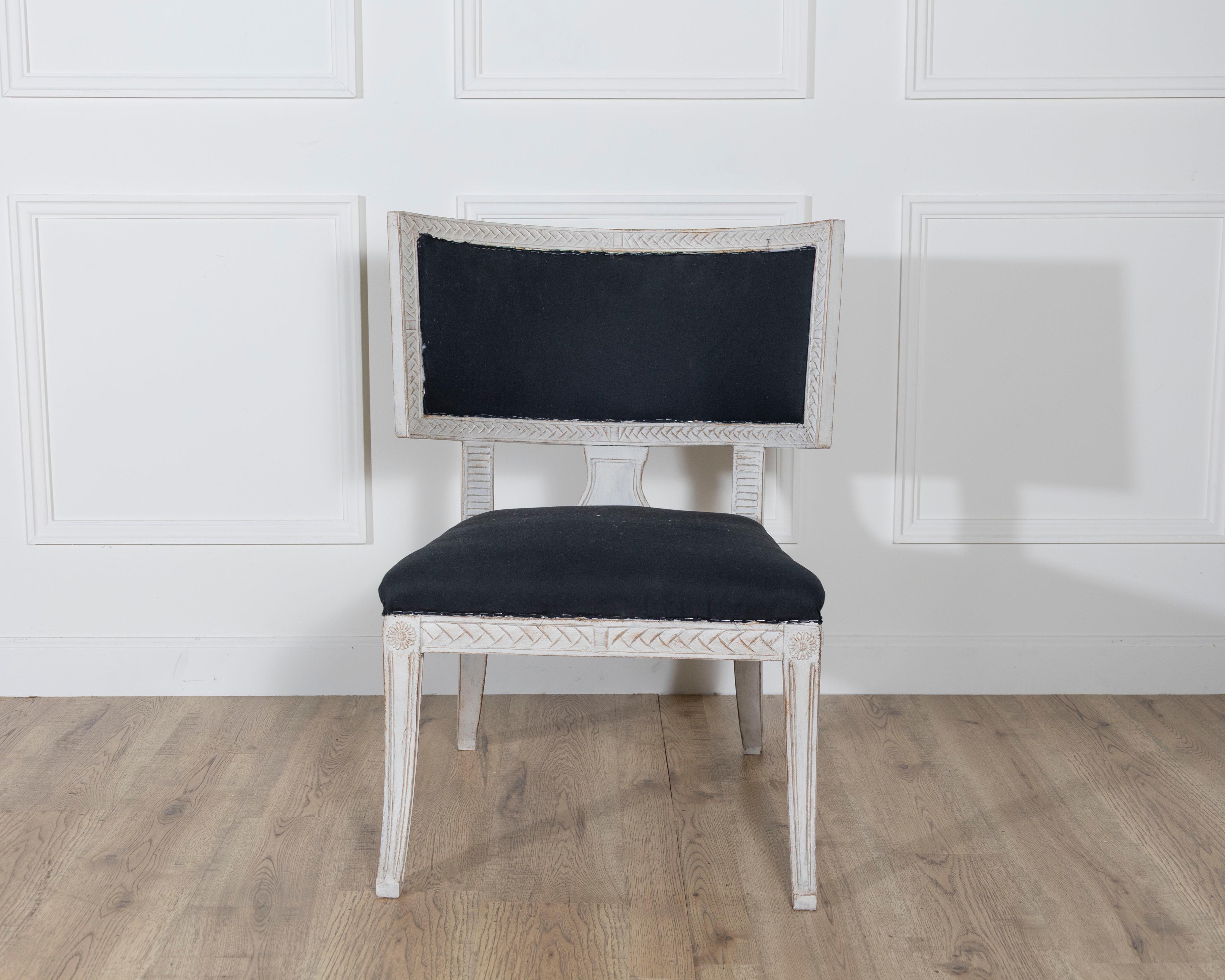 Tissu Paire de chaises suédoises de style gustavien avec tapisserie bleu foncé en vente