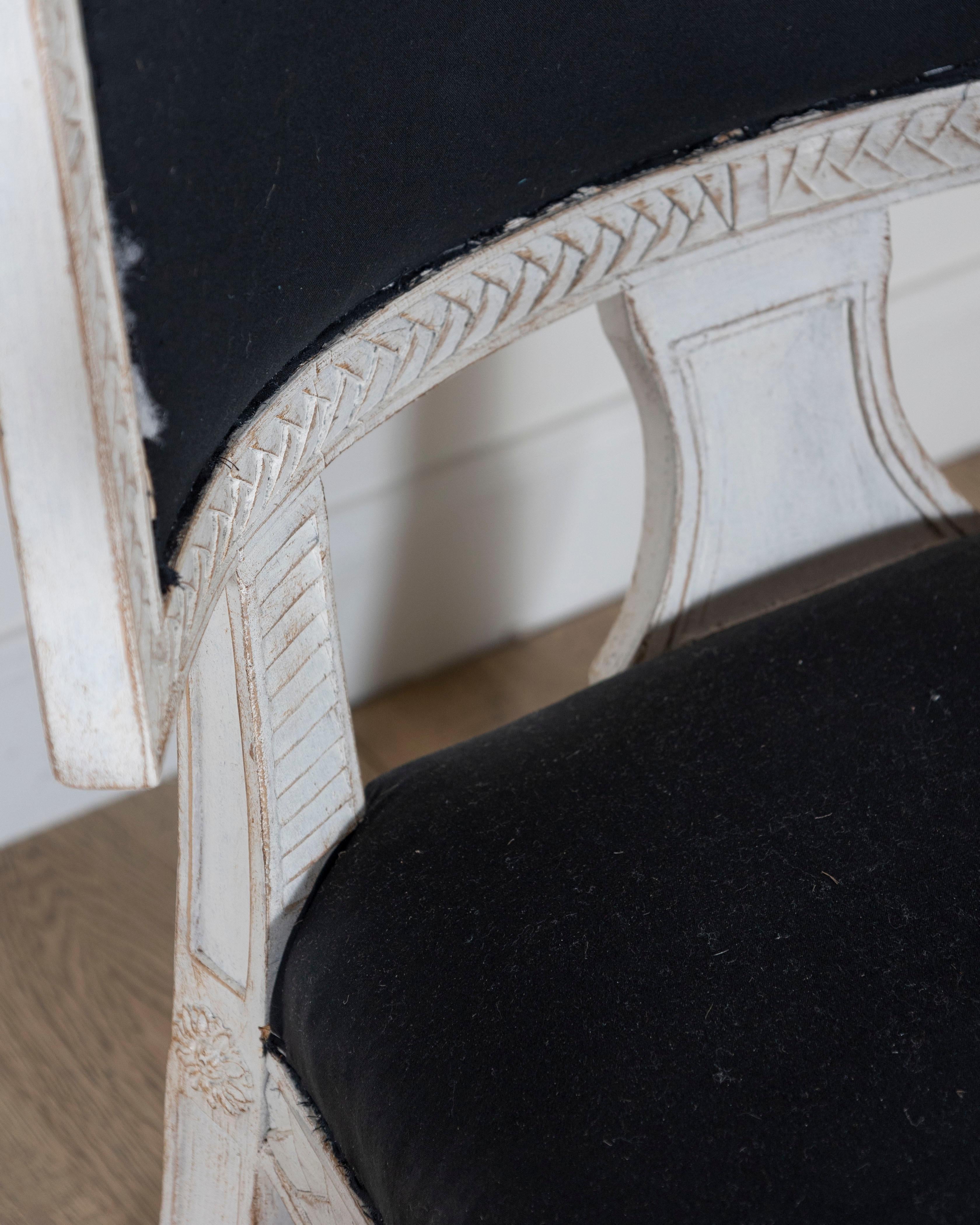 Paire de chaises suédoises de style gustavien avec tapisserie bleu foncé en vente 2