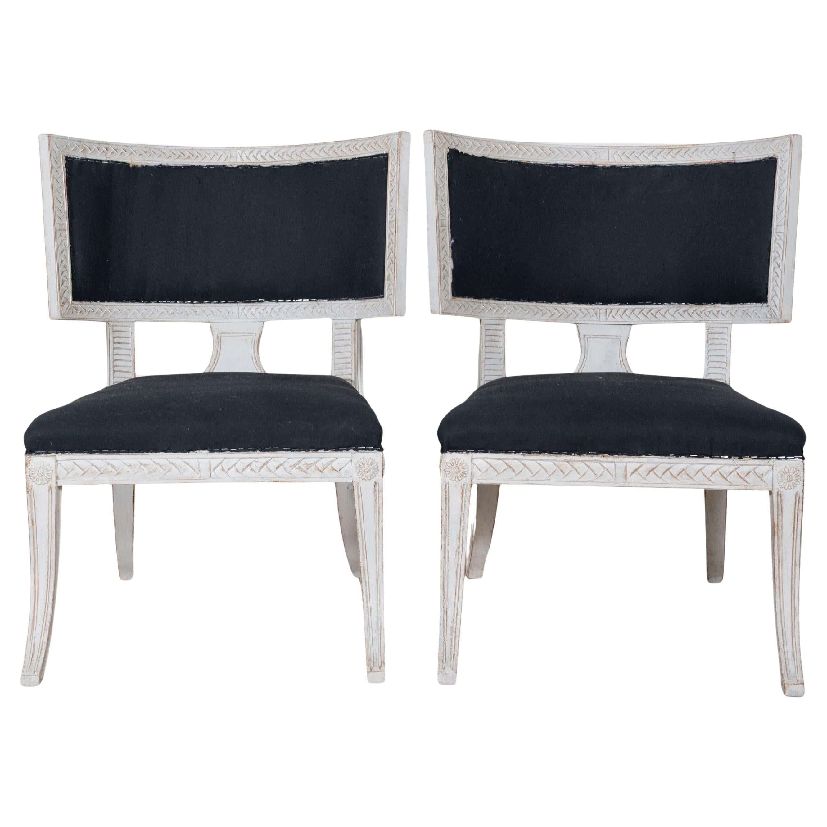 Paire de chaises suédoises de style gustavien avec tapisserie bleu foncé en vente