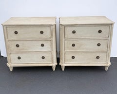 Par de cómodas suecas de estilo gustaviano pintadas en color crema