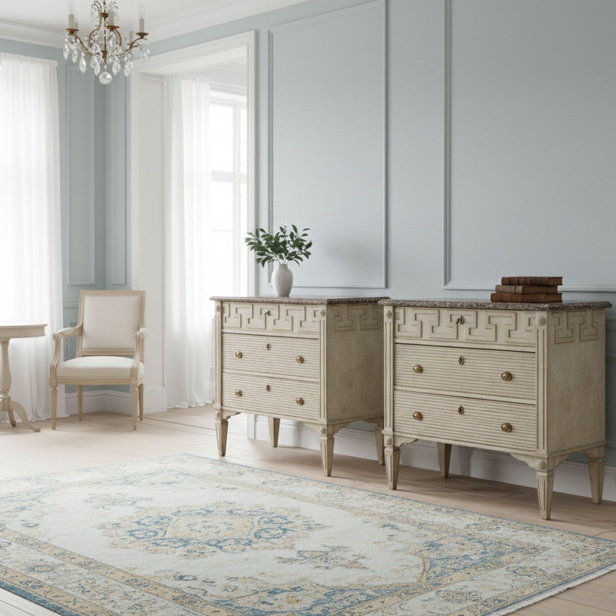 PAIRE DE COMMODES DE STYLE GUSTAVIEN
Probablement Europe du Nord ou de l'Est ca. 20e/21e siècle

35 3/8