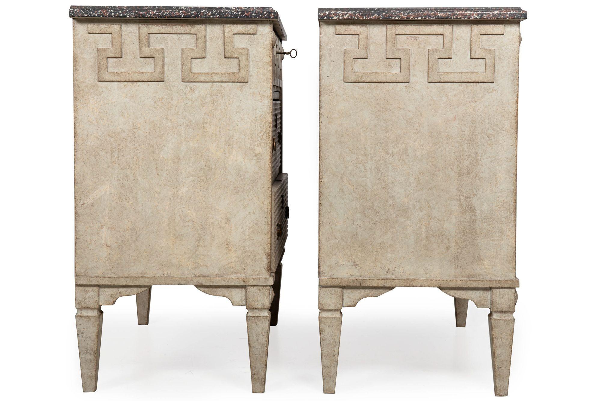 Gustaviano Coppia di cassettiere svedesi a chiave greca dipinte in grigio in stile gustaviano in vendita