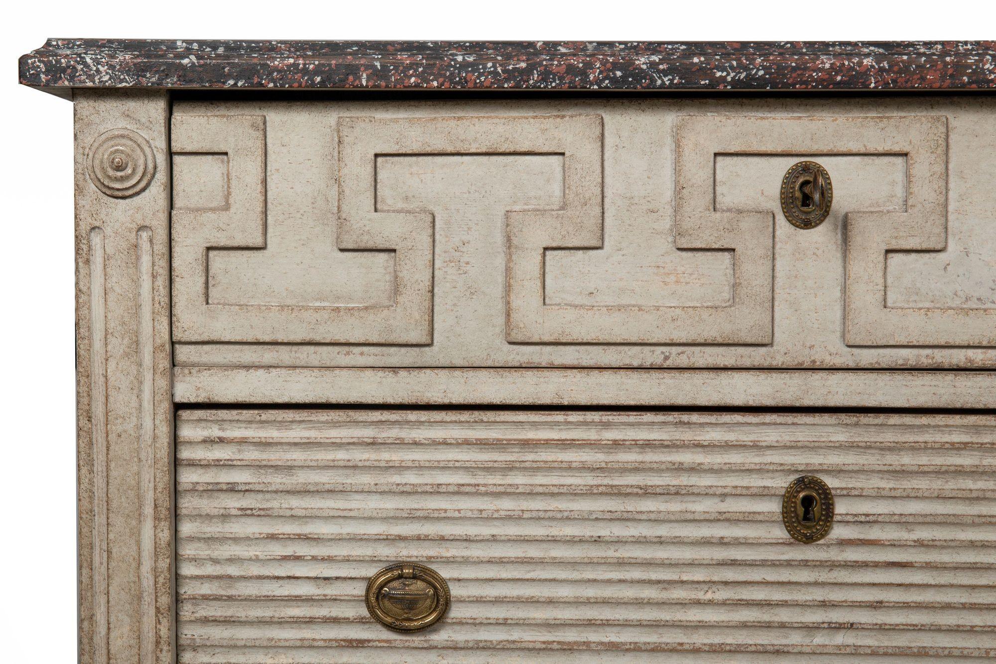 Coppia di cassettiere svedesi a chiave greca dipinte in grigio in stile gustaviano in vendita 1