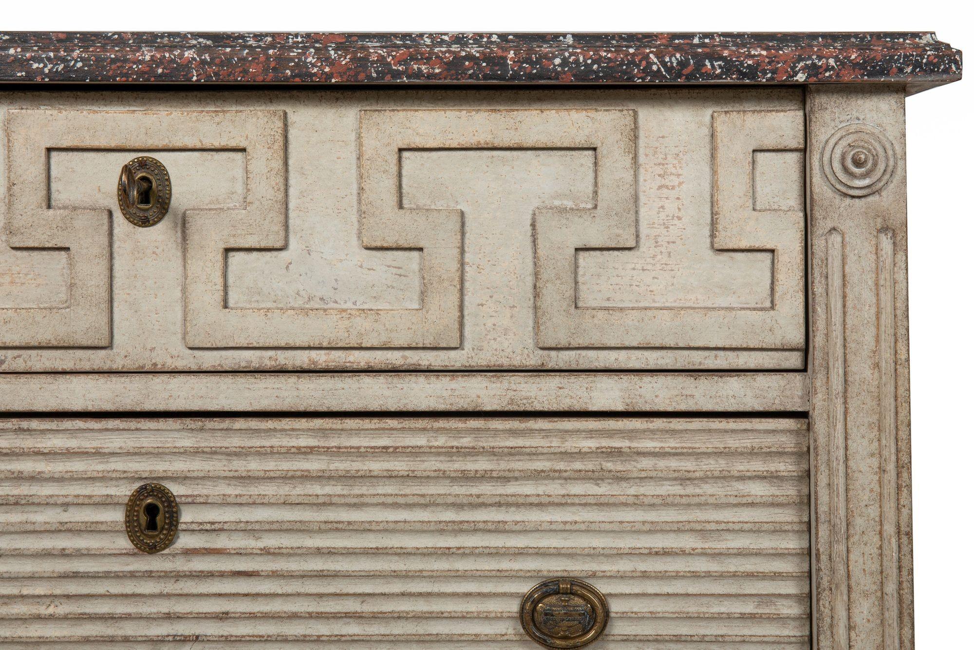 Coppia di cassettiere svedesi a chiave greca dipinte in grigio in stile gustaviano in vendita 2