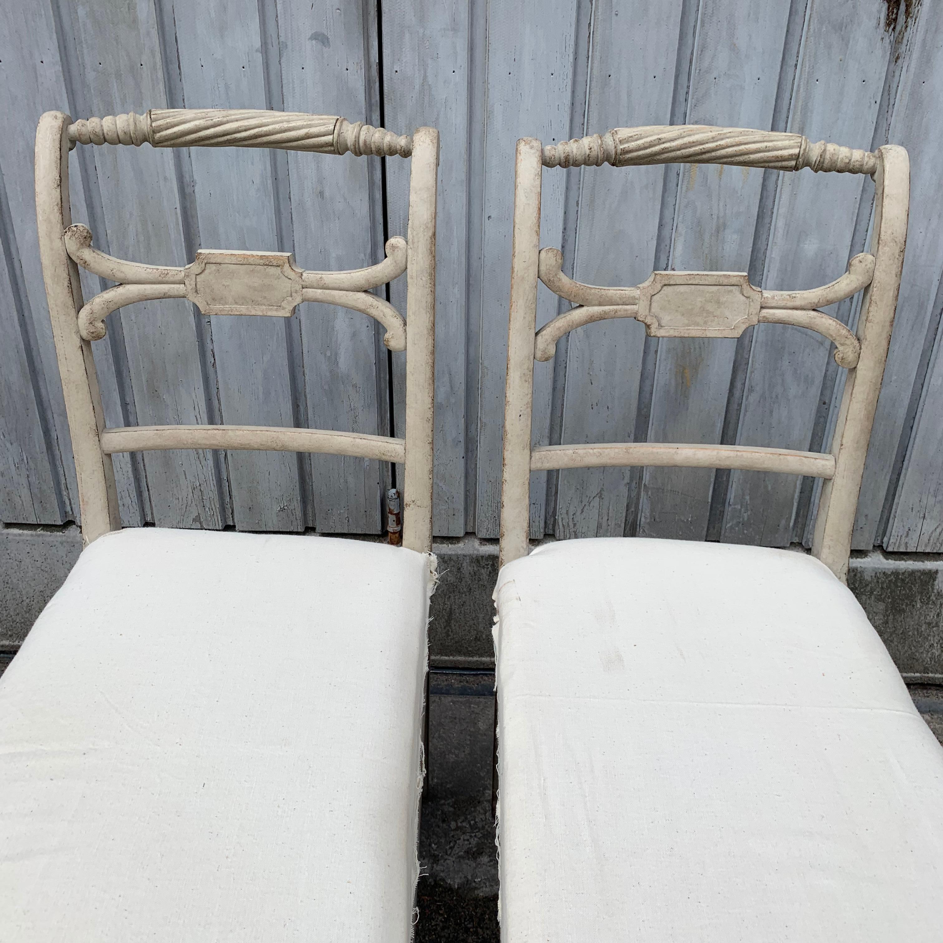 Paire de bancs ou de canapés de style gustavien suédois peints en gris en vente 8