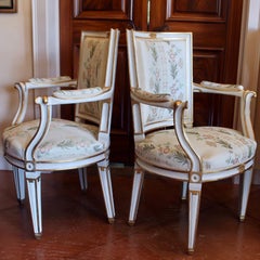 Paire de fauteuils de style néoclassique suédois peints et dorés de style gustavien