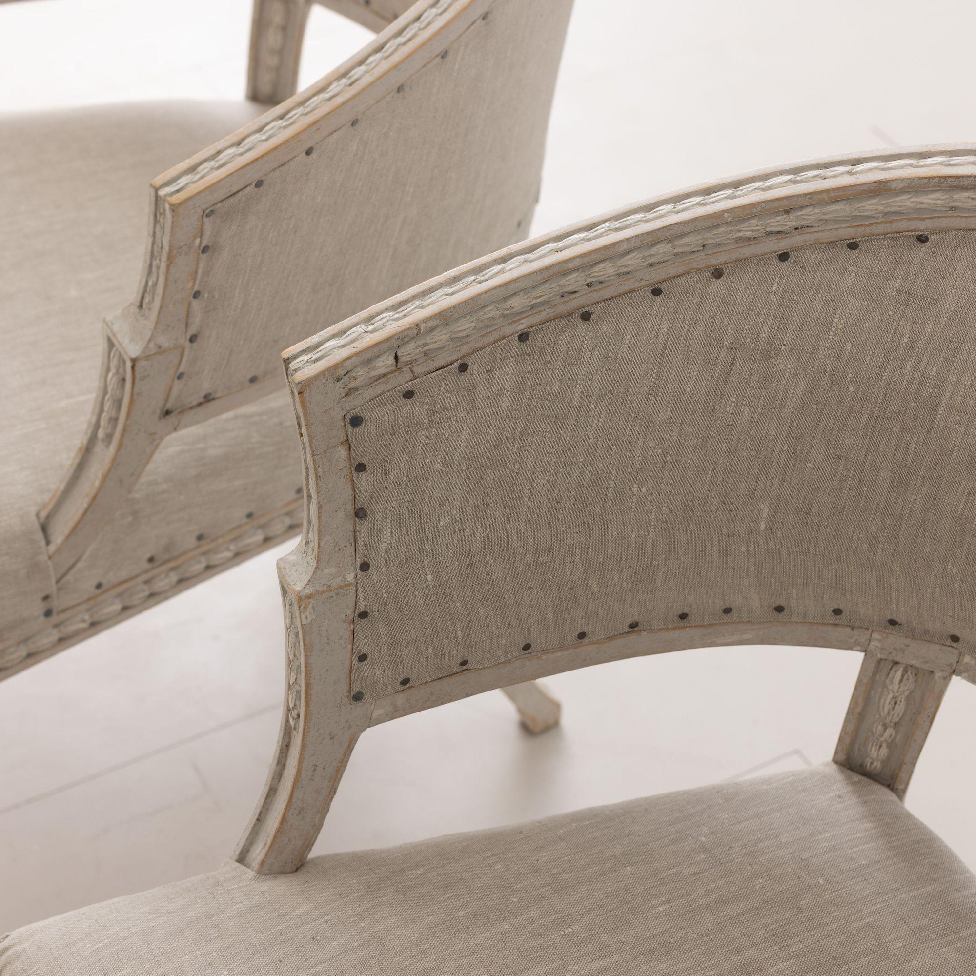 Paire de fauteuils suédois de style gustavien à dossier baril peint en vente 6