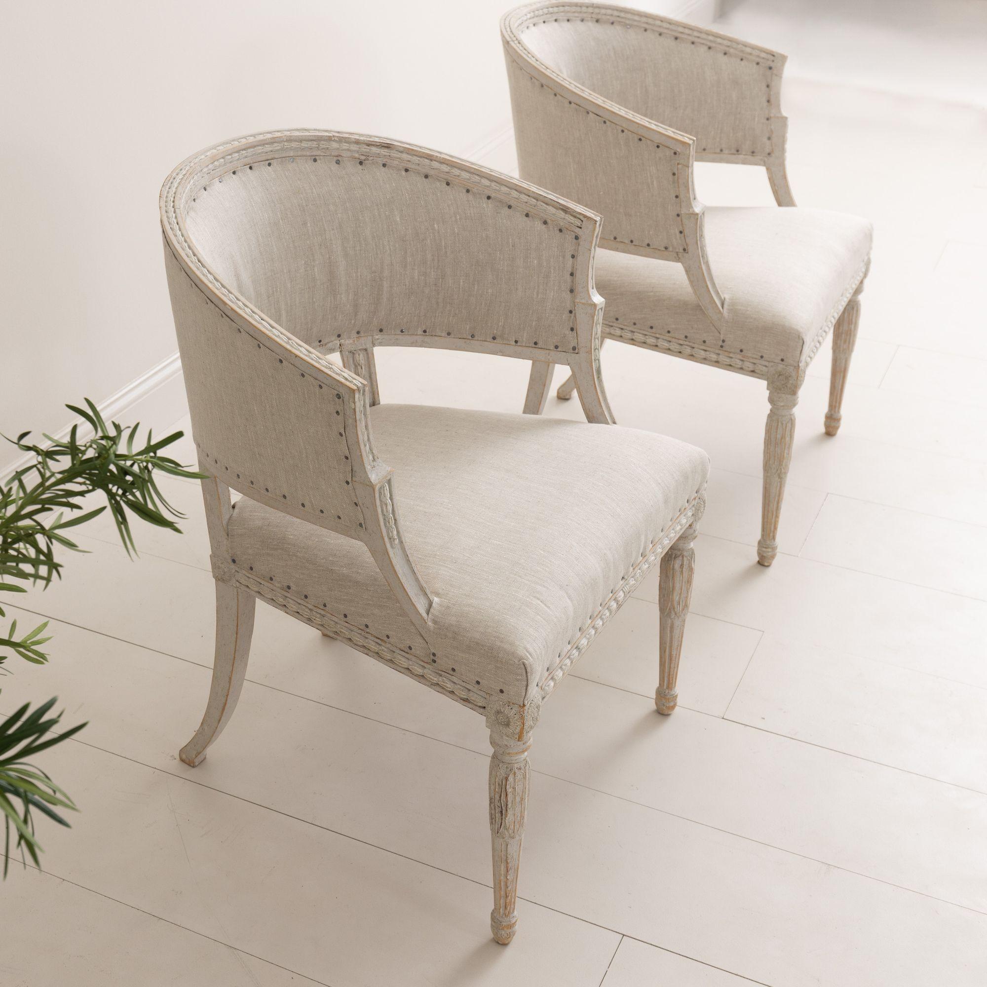 Paar schwedische Sessel mit bemalter Fassrückenlehne im Gustavianischen Stil im Angebot 1