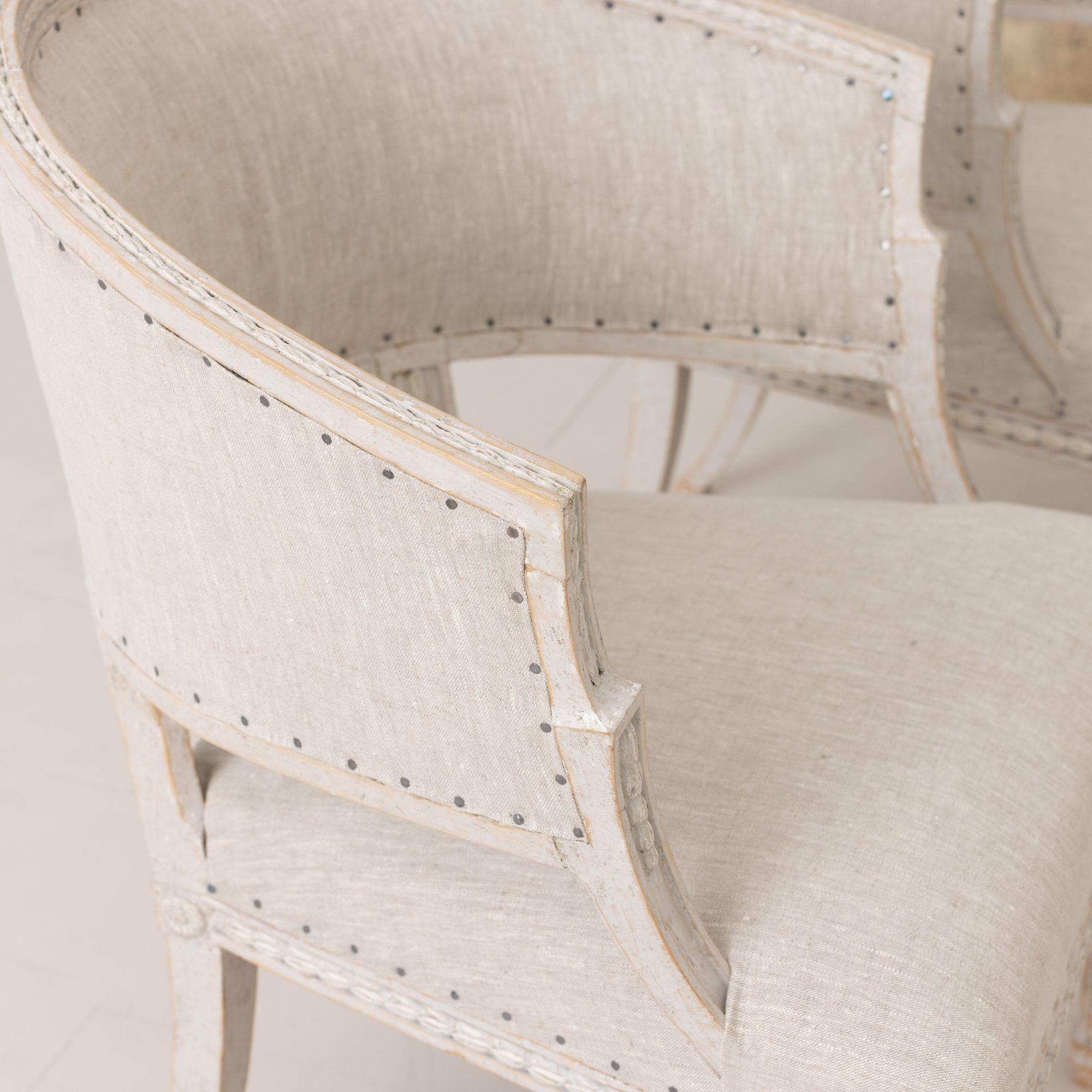 Paire de fauteuils suédois de style gustavien à dossier baril peint en vente 1
