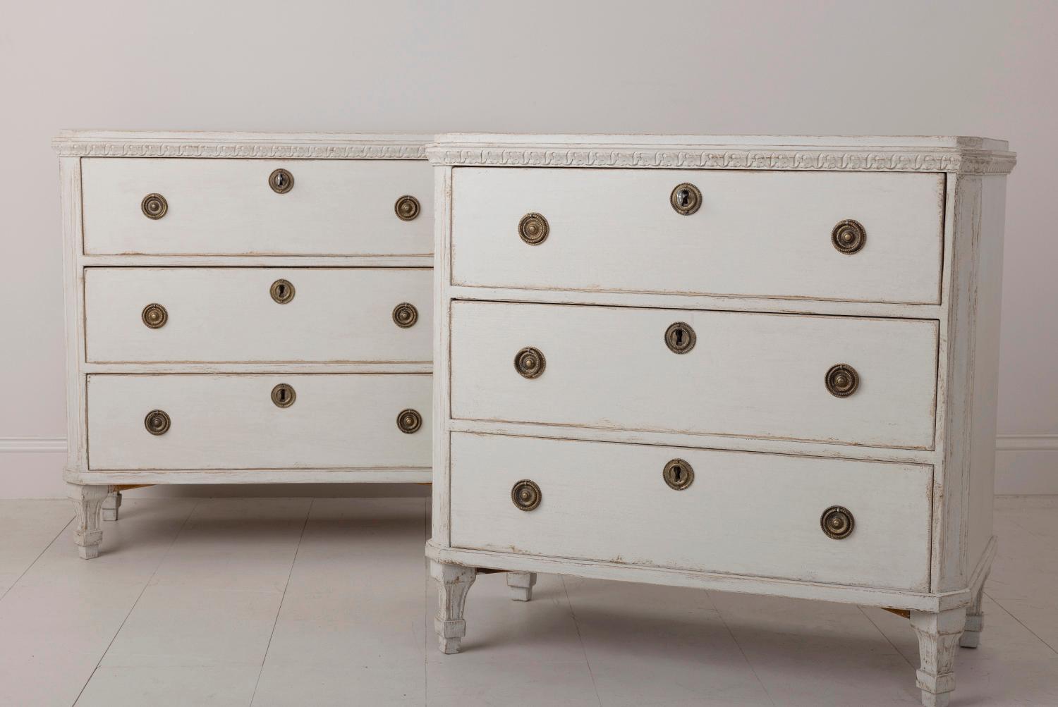 Hand-Carved Pair of Swedish Gustavian Style Painted Bedside Commodes