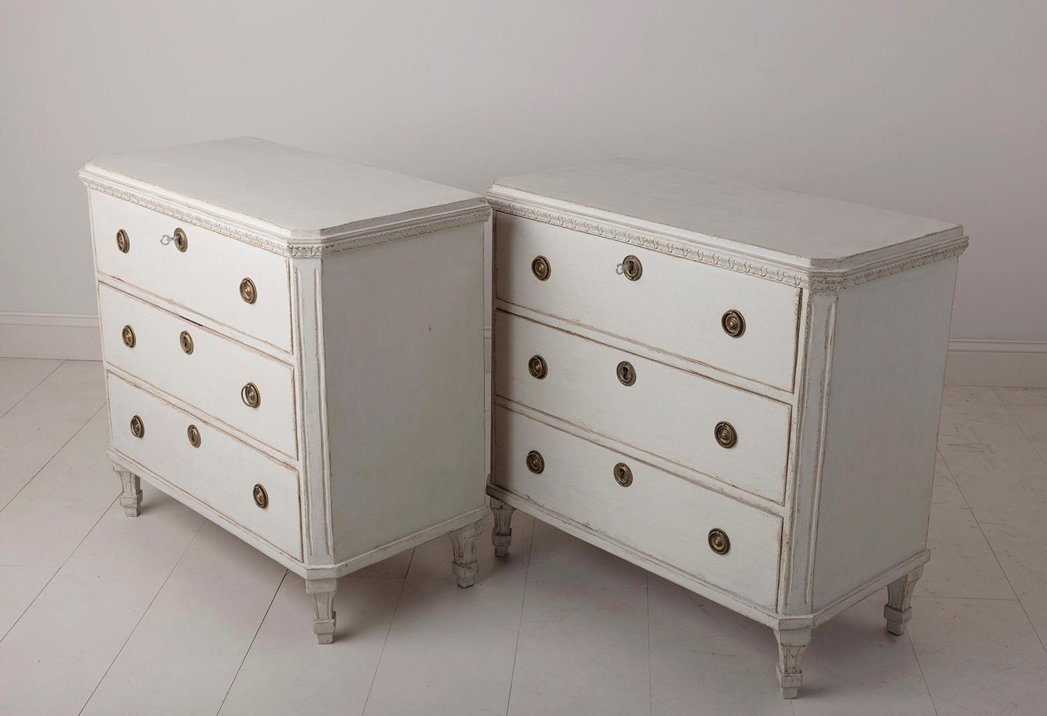 Pair of Swedish Gustavian Style Painted Bedside Commodes In Excellent Condition In Wichita, KS