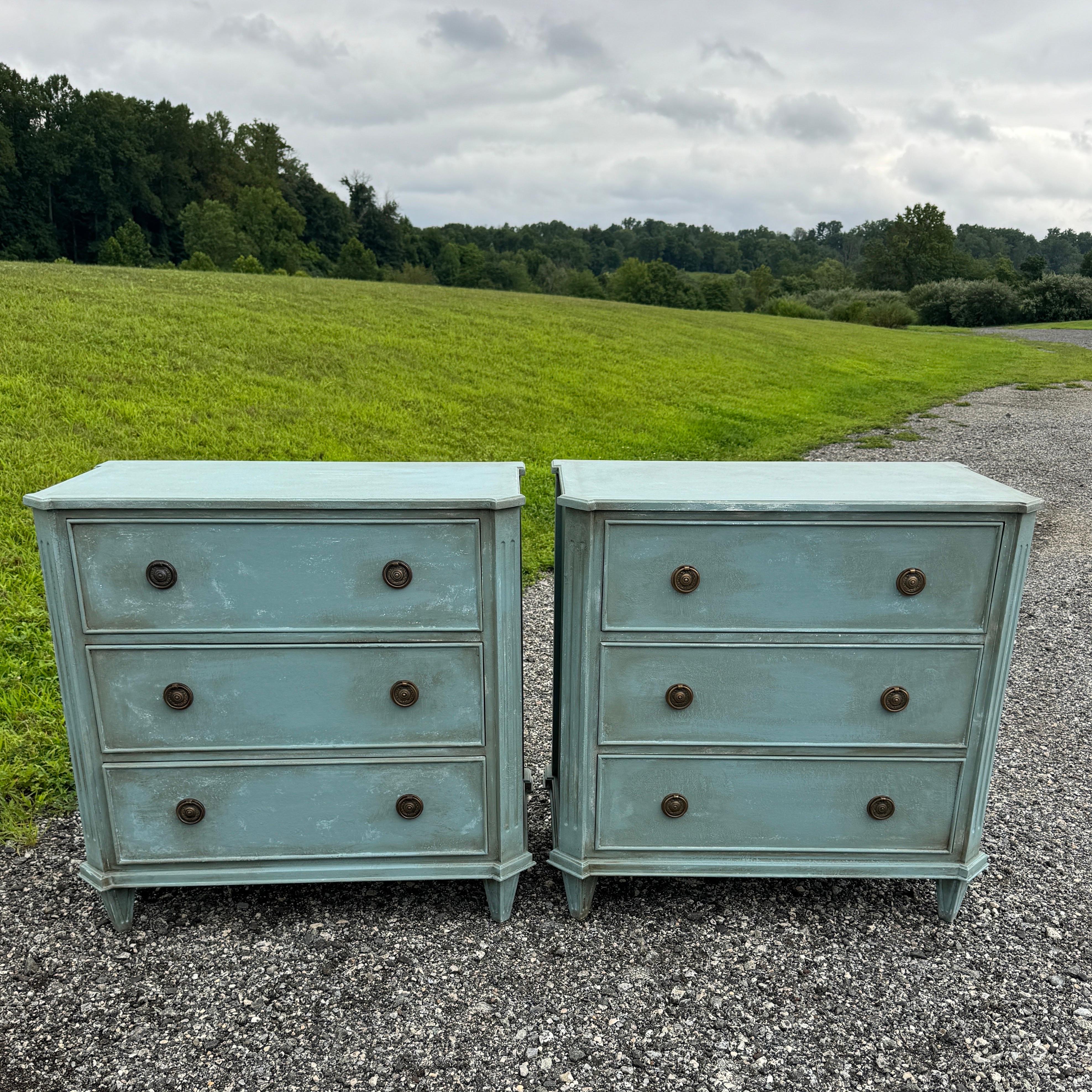 Schwedische bemalte Kommode im Gustavianischen Stil, Bureau, Paar (Europäisch)