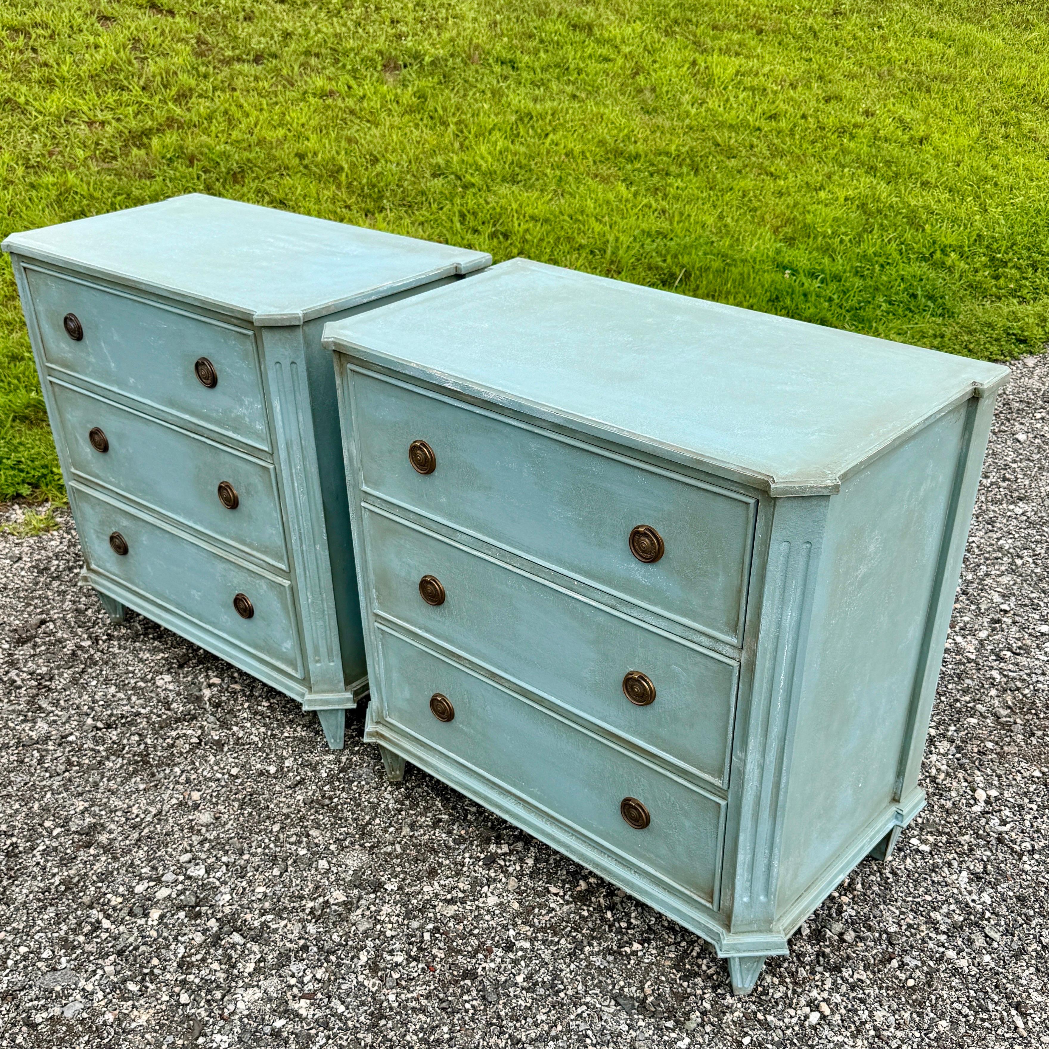 Schwedische bemalte Kommode im Gustavianischen Stil, Bureau, Paar (Handgefertigt)