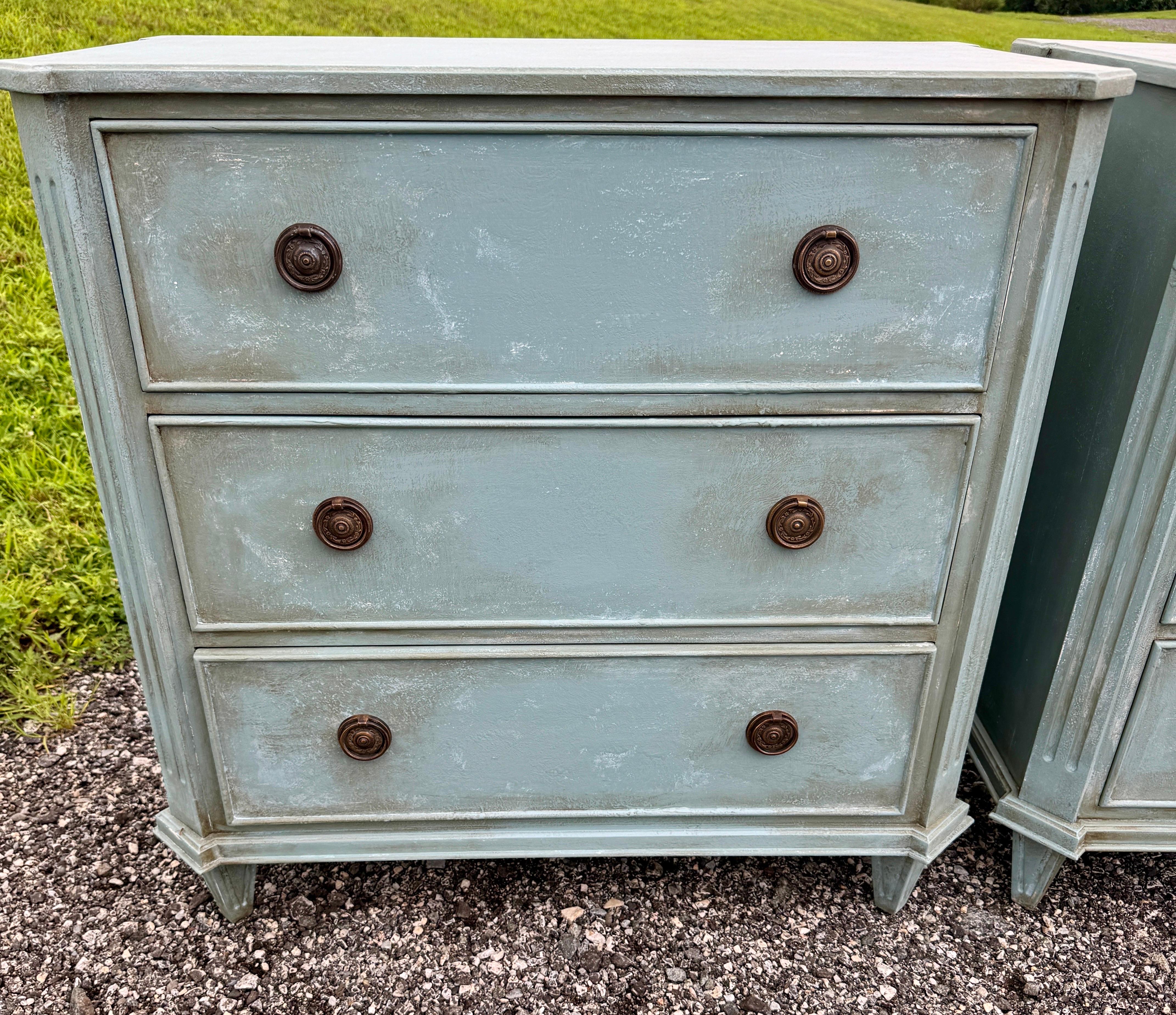 Schwedische bemalte Kommode im Gustavianischen Stil, Bureau, Paar (Messing)