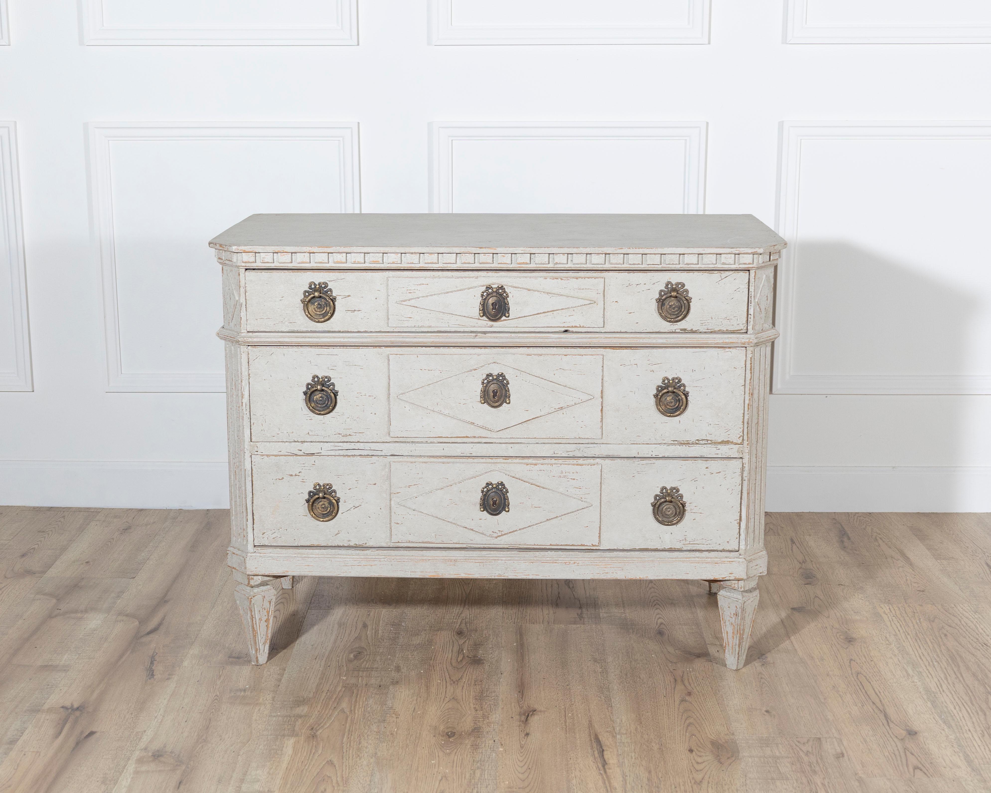Pair of Swedish Gustavian-Style Painted Chests of Drawers, Early 20th Century In Good Condition For Sale In Atlanta, GA