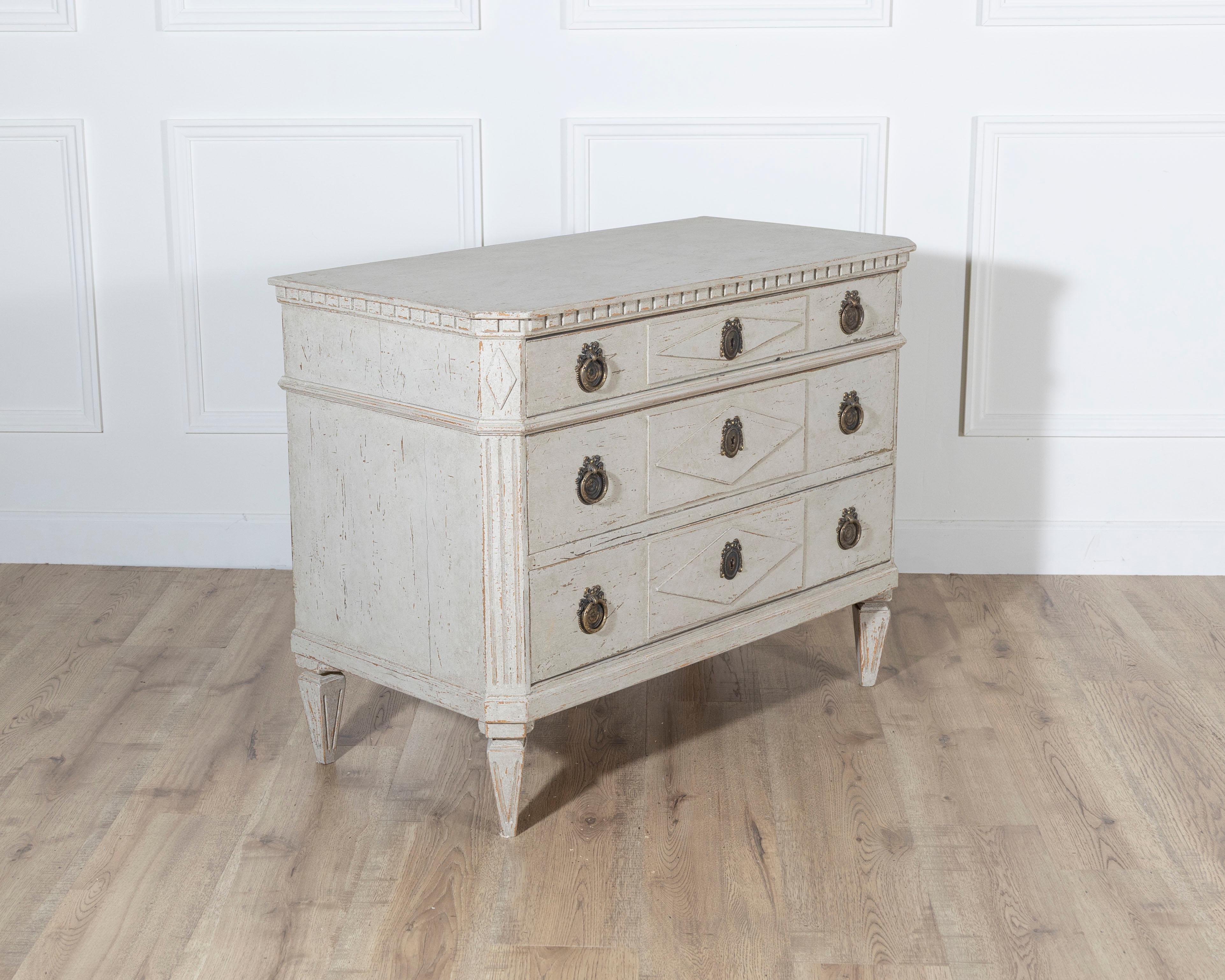 Pine Pair of Swedish Gustavian-Style Painted Chests of Drawers, Early 20th Century For Sale