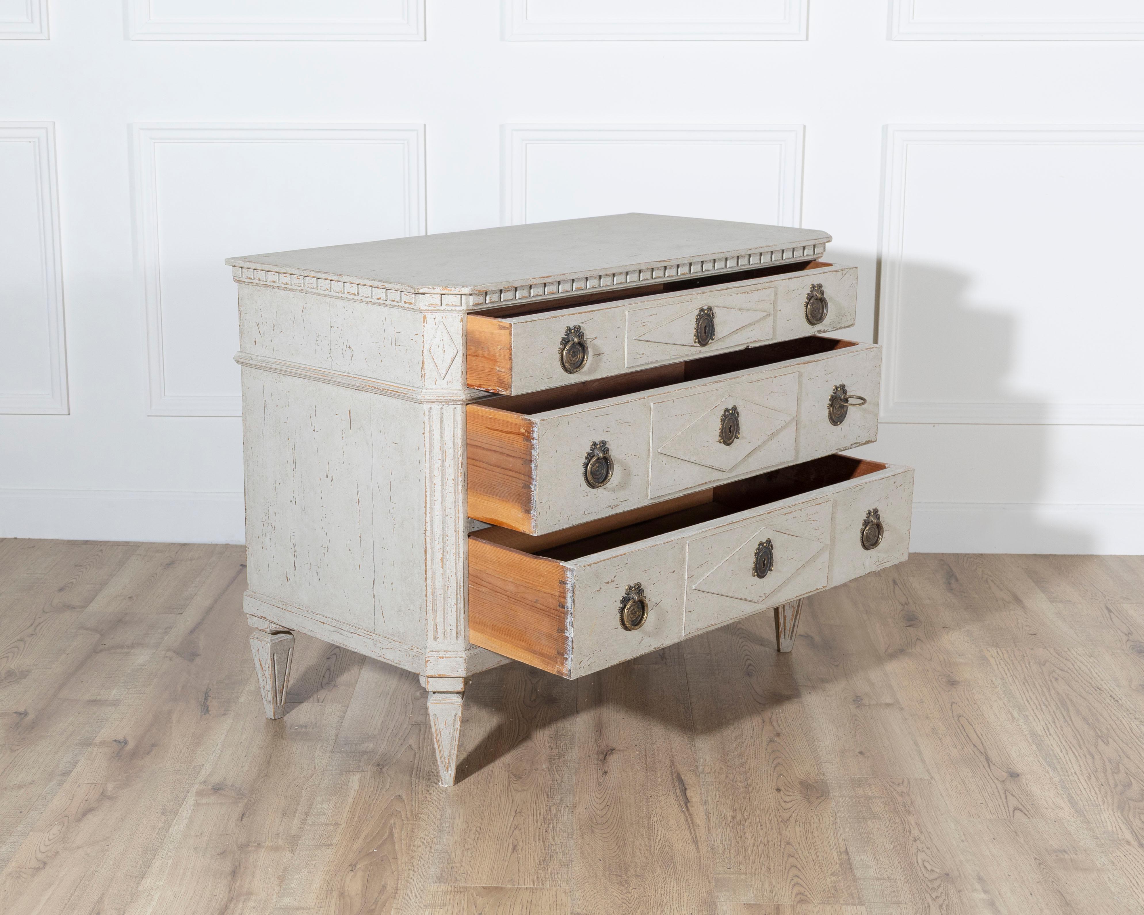 Pair of Swedish Gustavian-Style Painted Chests of Drawers, Early 20th Century For Sale 1