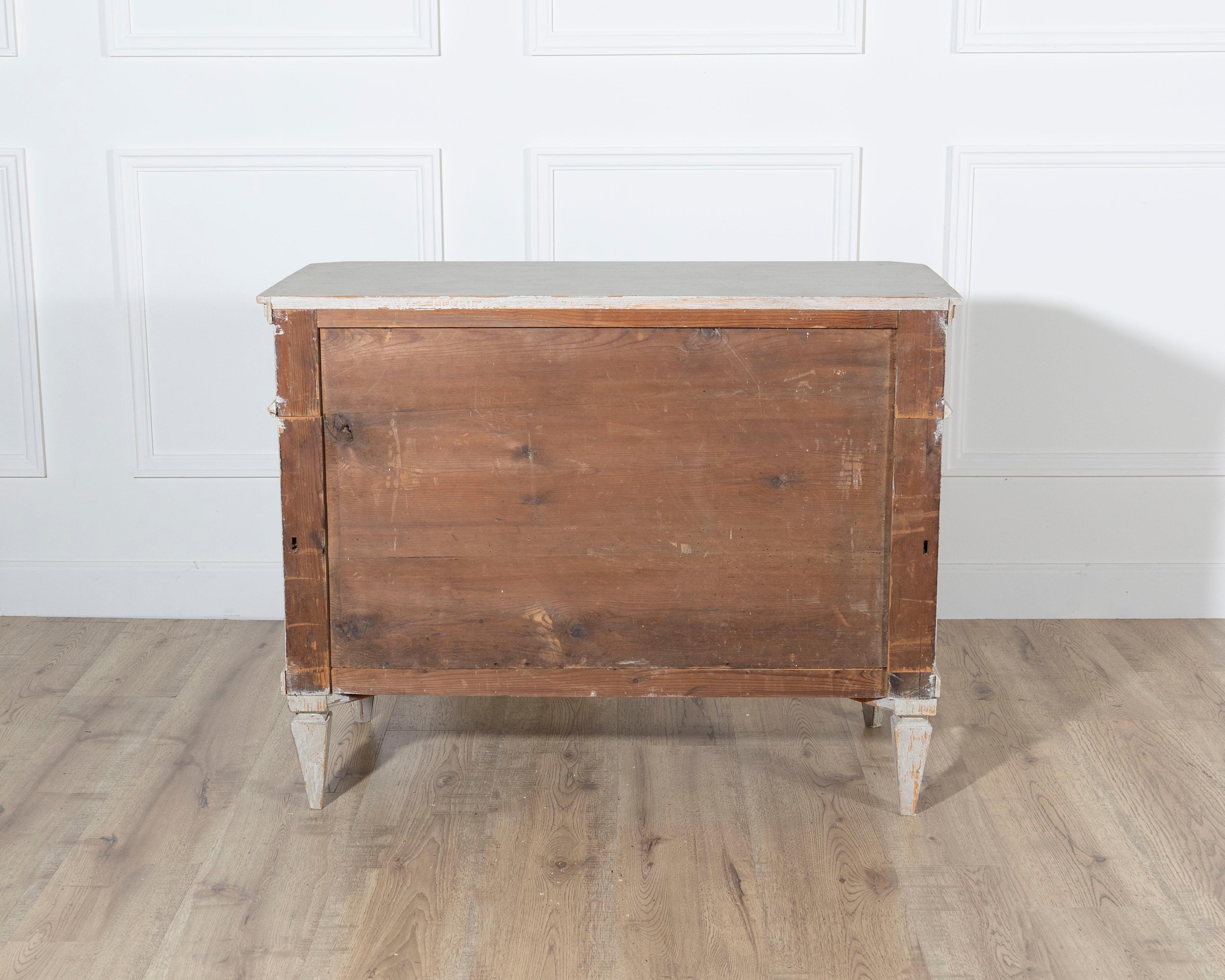 Pair of Swedish Gustavian-Style Painted Chests of Drawers, Early 20th Century For Sale 3