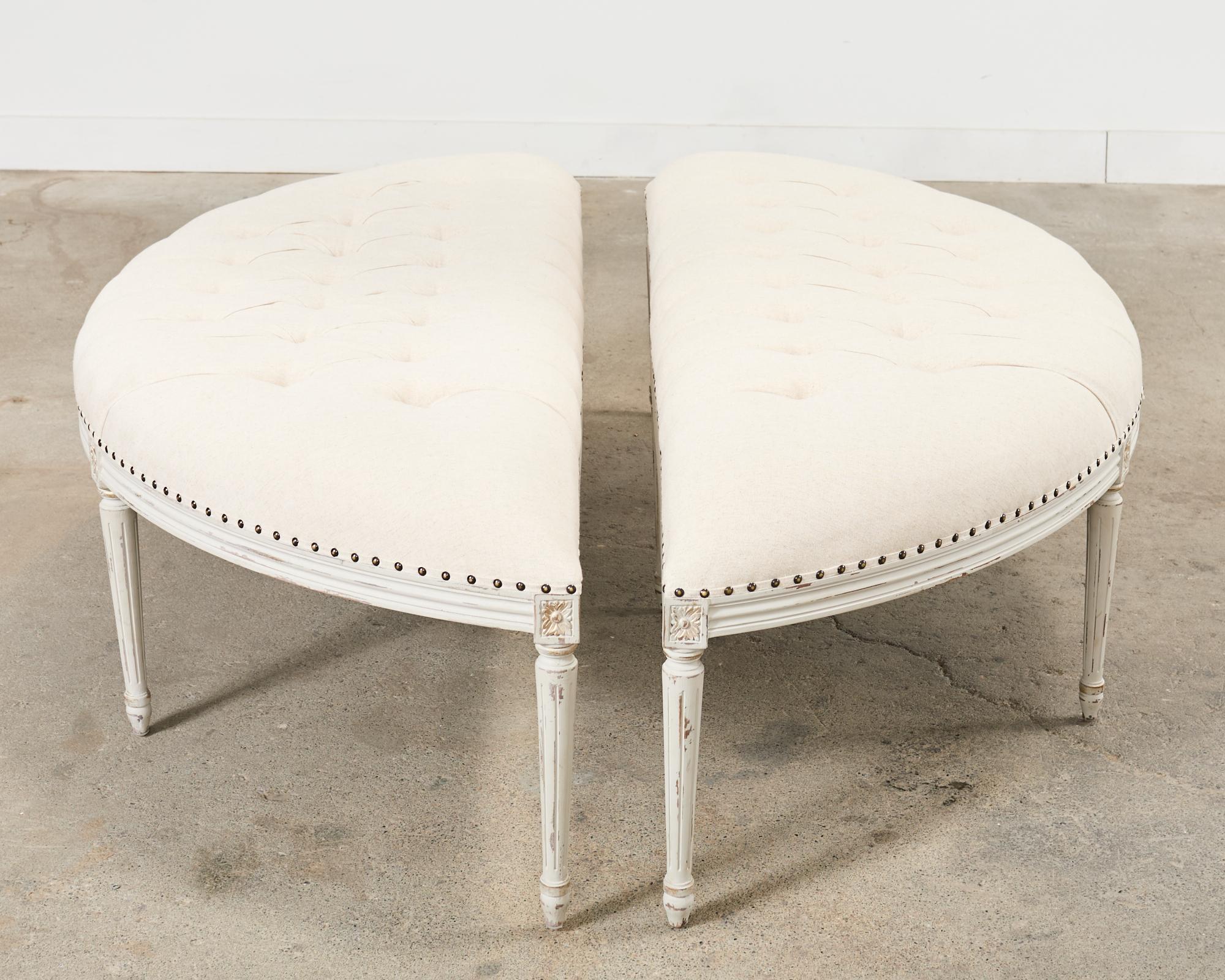 Paire de bancs demi-lune peints de style gustavien suédois en vente 3
