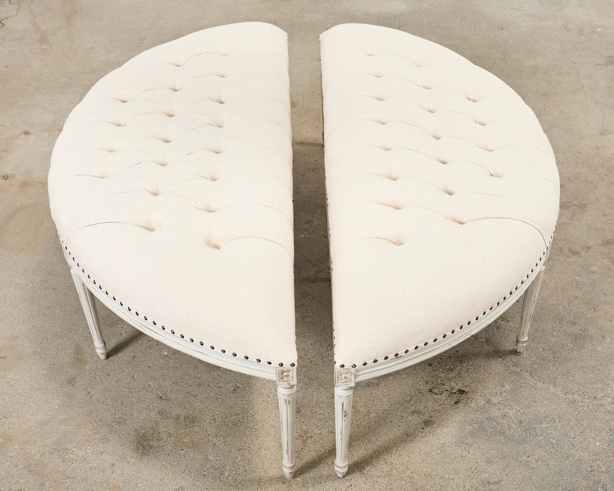 Paire de bancs demi-lune peints de style gustavien suédois en vente 4