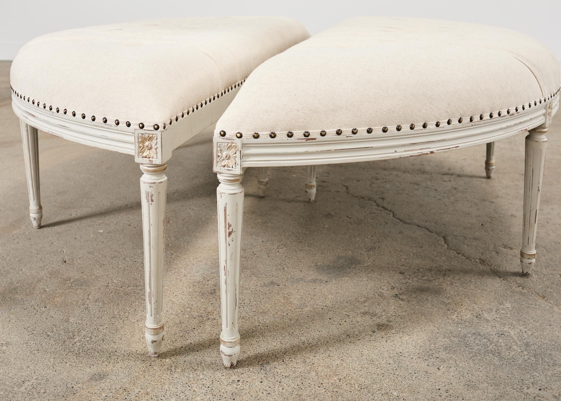 Paire de bancs demi-lune peints de style gustavien suédois en vente 5