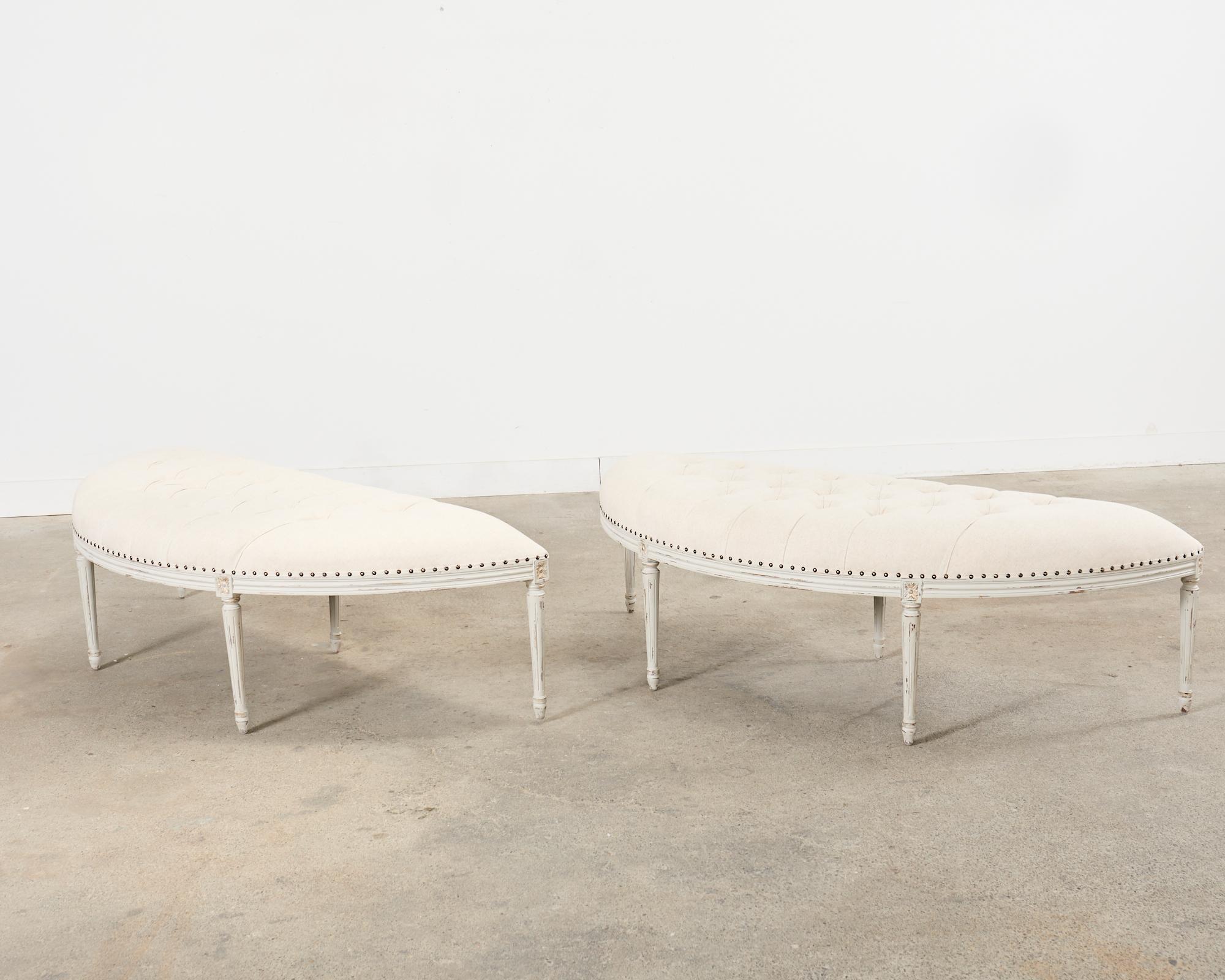 Paire de bancs demi-lune peints de style gustavien suédois en vente 7
