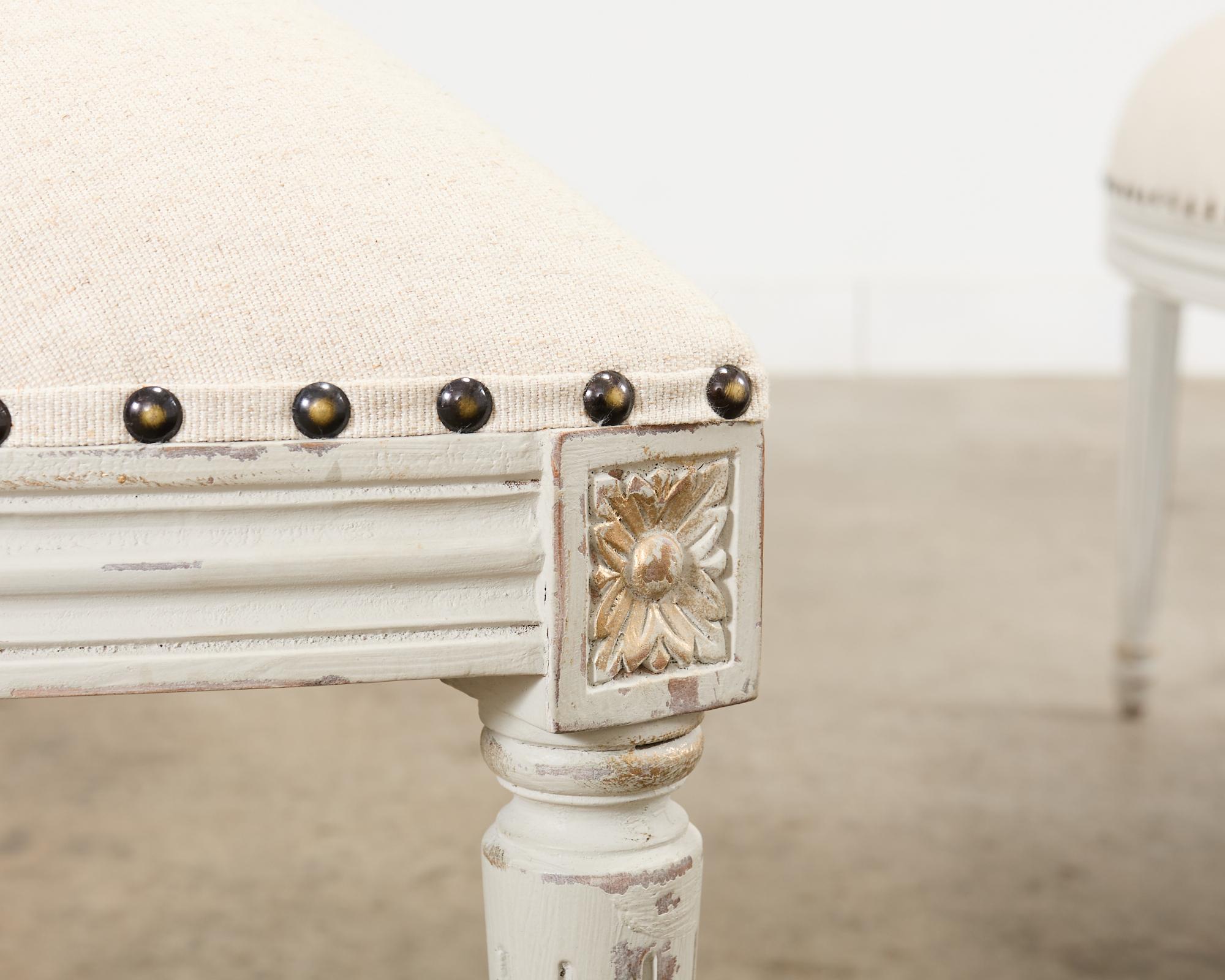 Paire de bancs demi-lune peints de style gustavien suédois en vente 8