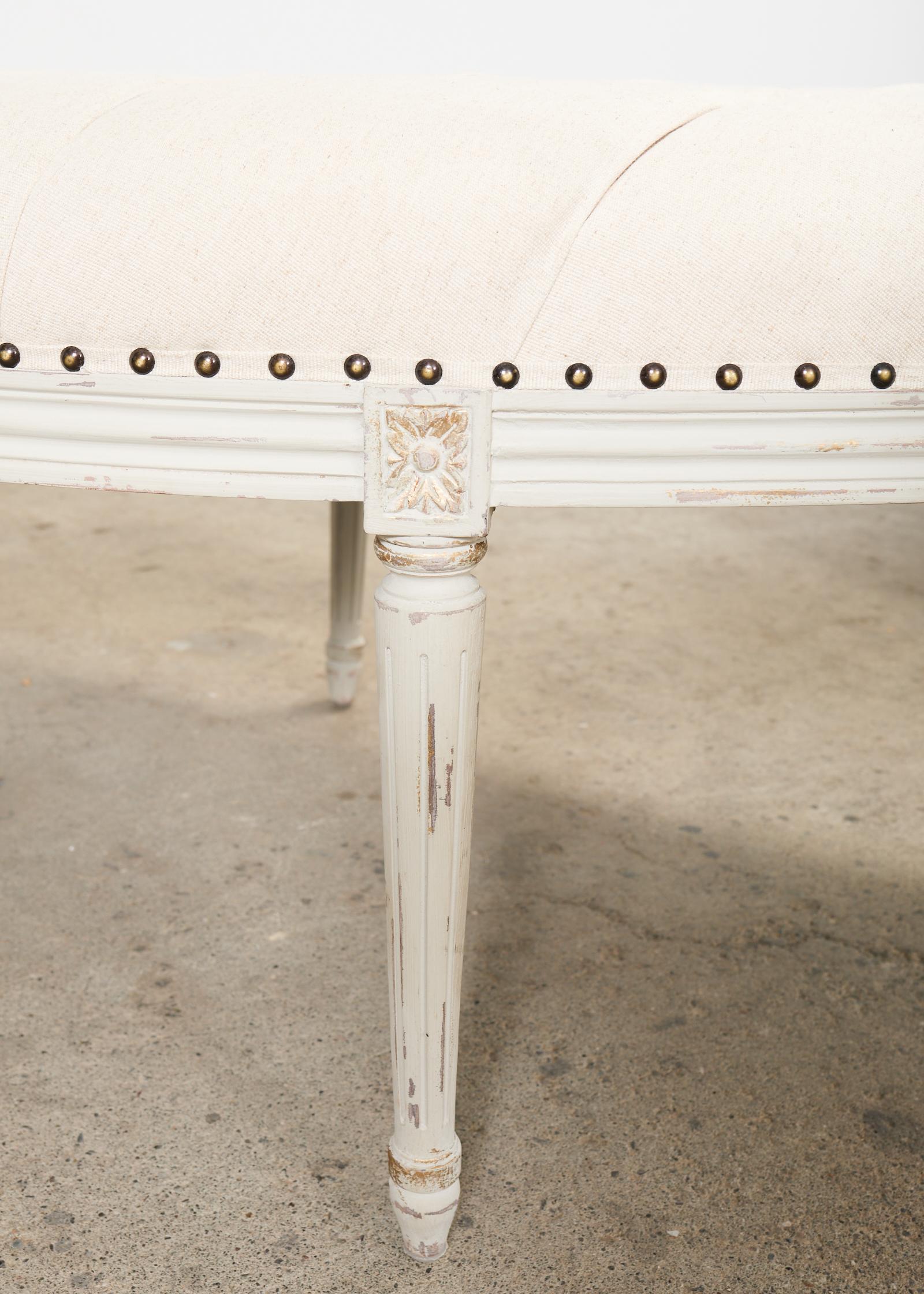 Paire de bancs demi-lune peints de style gustavien suédois en vente 10
