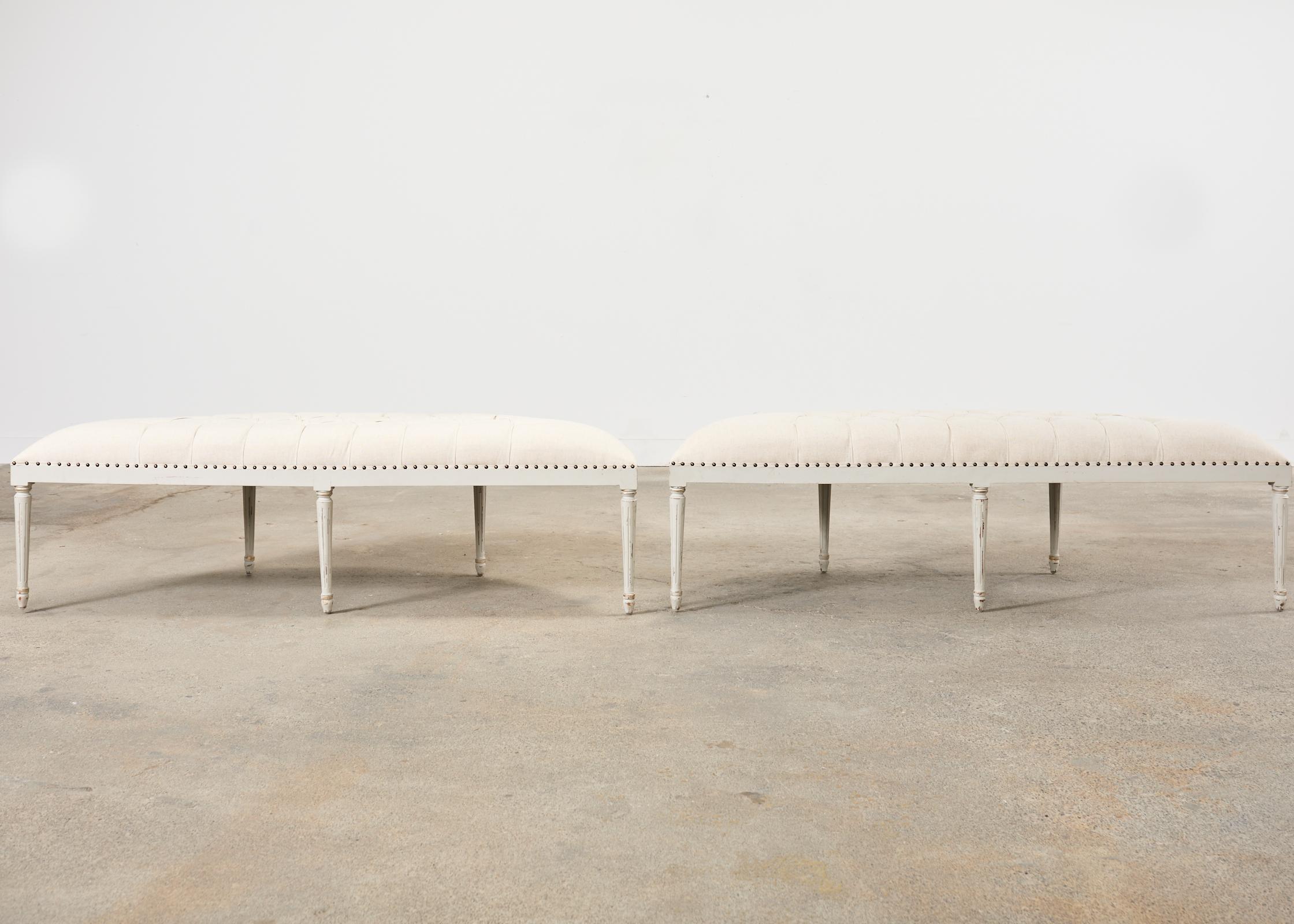 Paire de bancs demi-lune peints de style gustavien suédois en vente 12