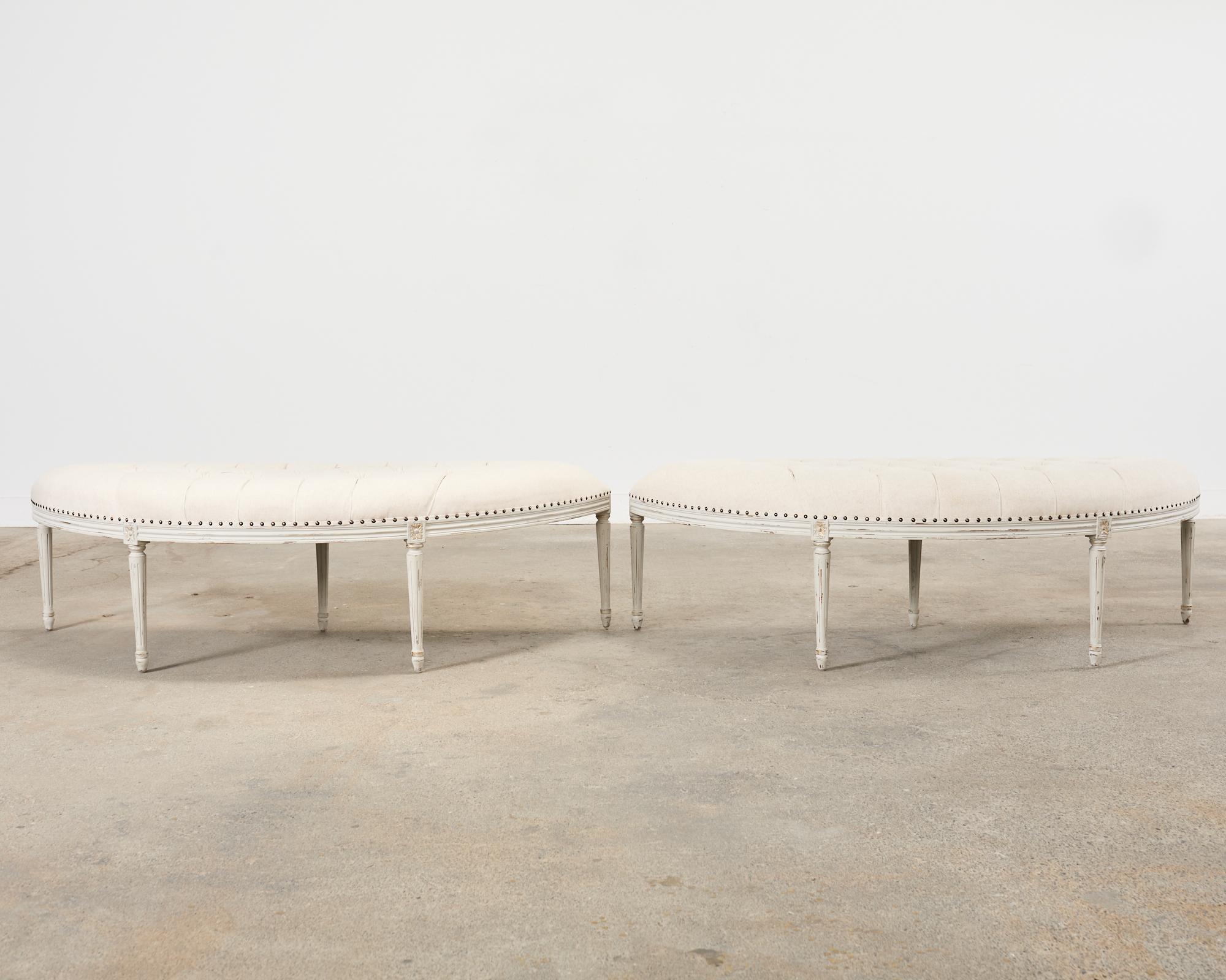 Gustavien Paire de bancs demi-lune peints de style gustavien suédois en vente