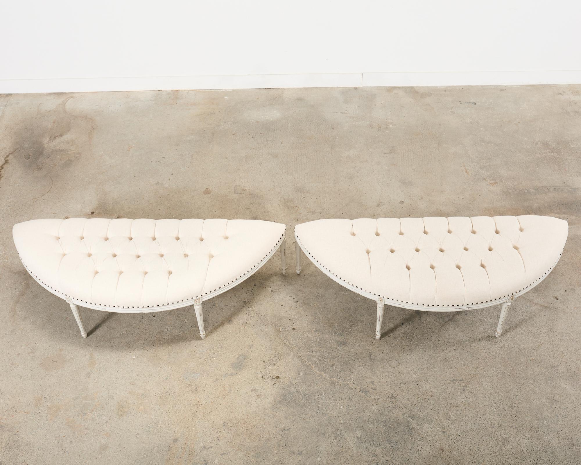 Peint Paire de bancs demi-lune peints de style gustavien suédois en vente