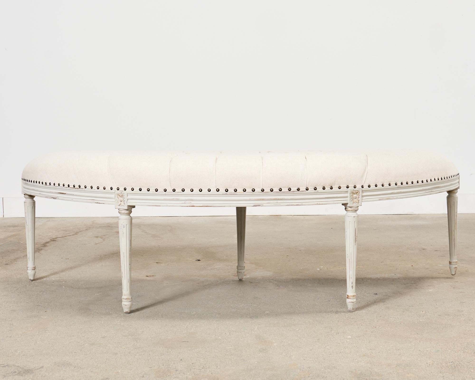 XXIe siècle et contemporain Paire de bancs demi-lune peints de style gustavien suédois en vente