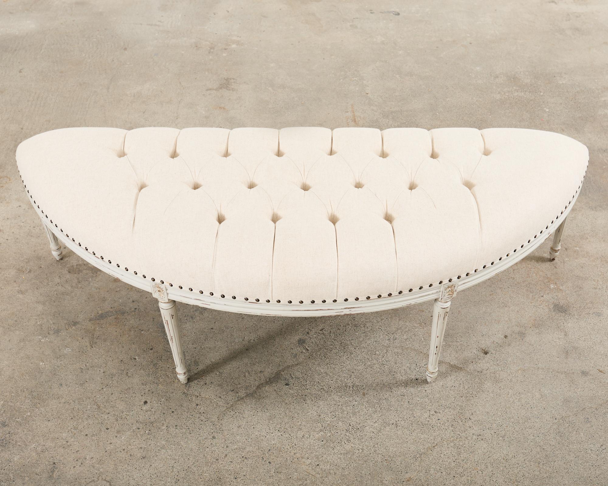 Paire de bancs demi-lune peints de style gustavien suédois en vente 1