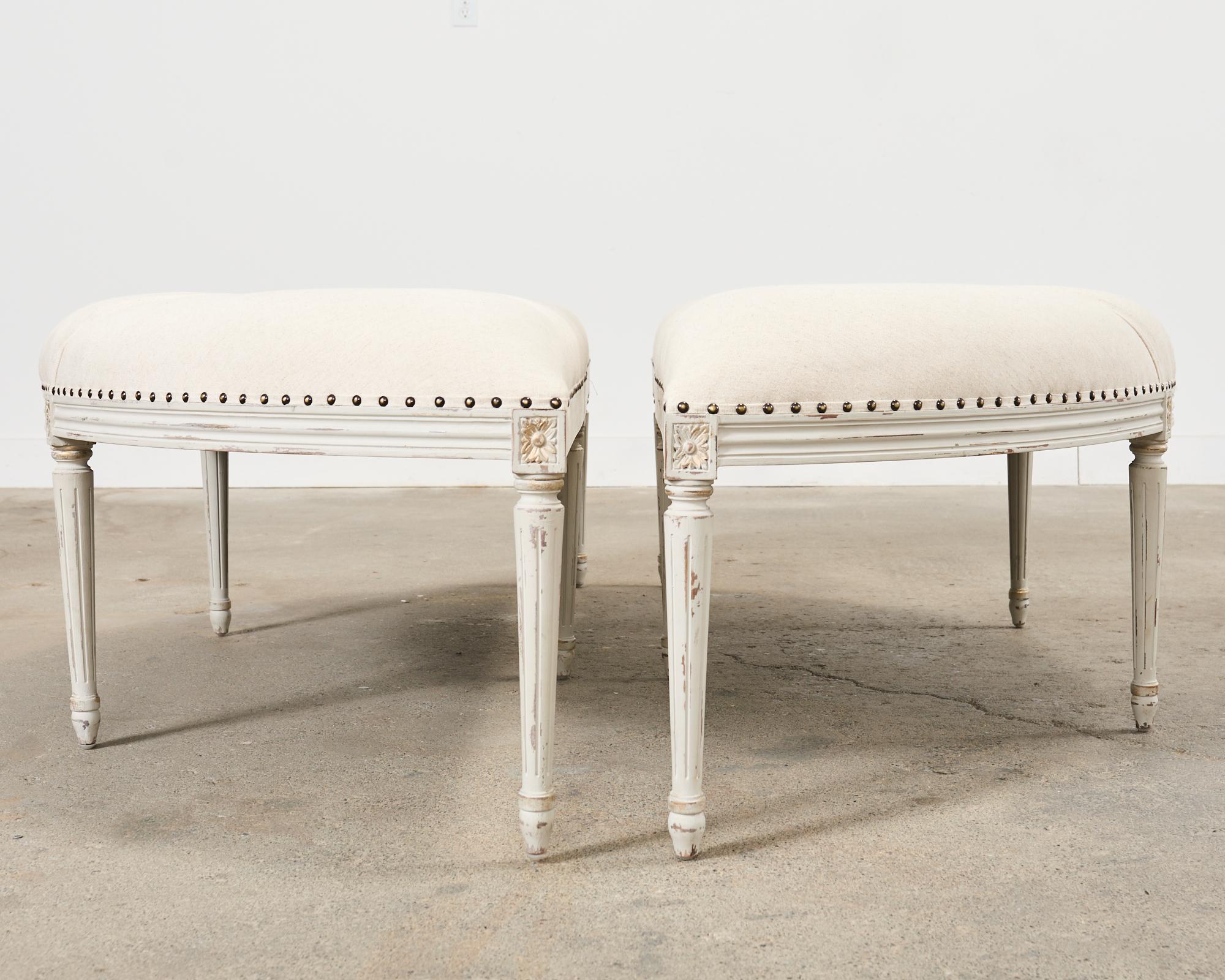 Paire de bancs demi-lune peints de style gustavien suédois en vente 2