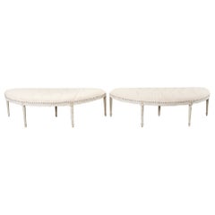 Paire de bancs demi-lune peints de style gustavien suédois