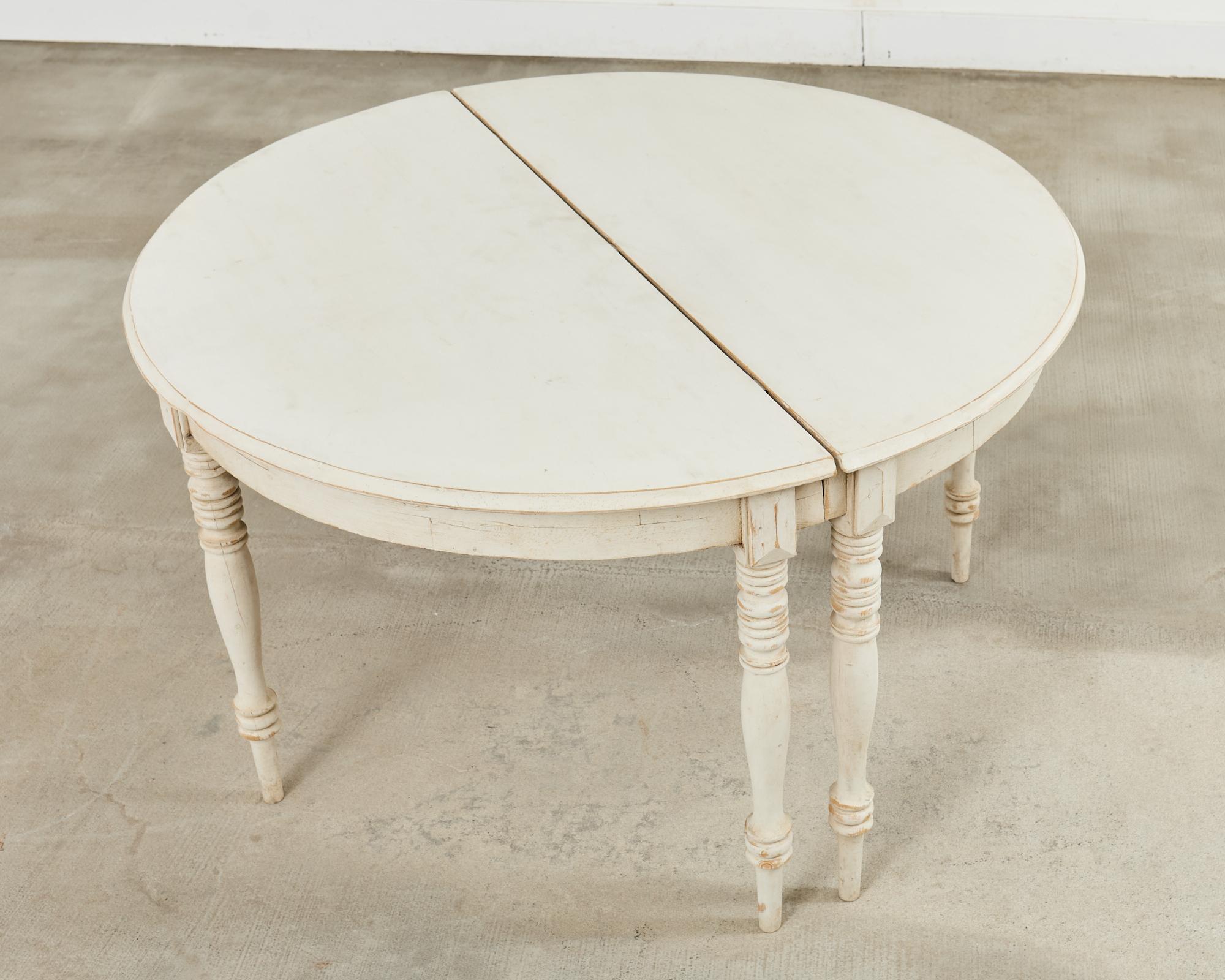Paire de consoles demi-lune en pin peint de style gustavien suédois en vente 2