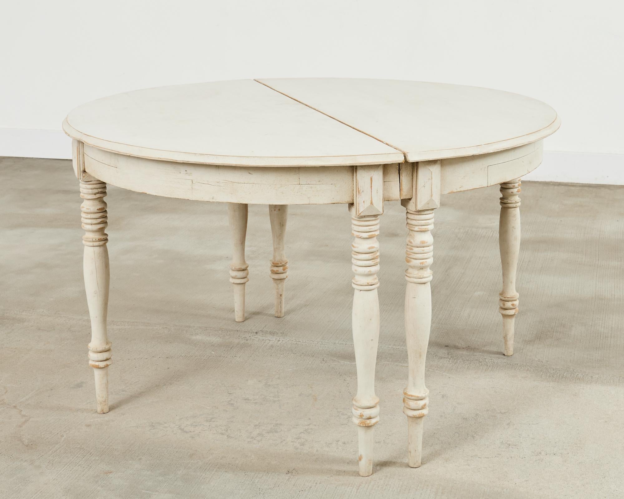 Paire de consoles demi-lune en pin peint de style gustavien suédois en vente 10