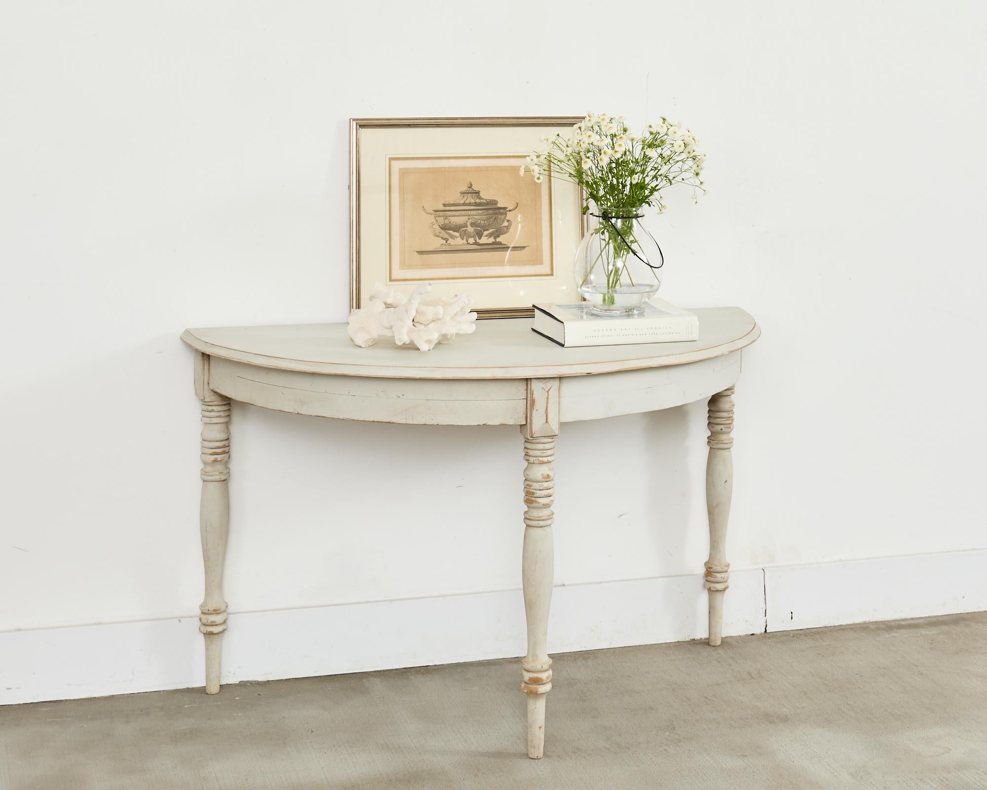 Paire de consoles ou tables centrales rondes en pin peint suédois de la fin du 19e siècle ou du début du 20e siècle. Fabriqué dans le goût gustavien avec des glands fantaisistes sculptés en trompe l'œil sur les pieds. Les grandes consoles sont