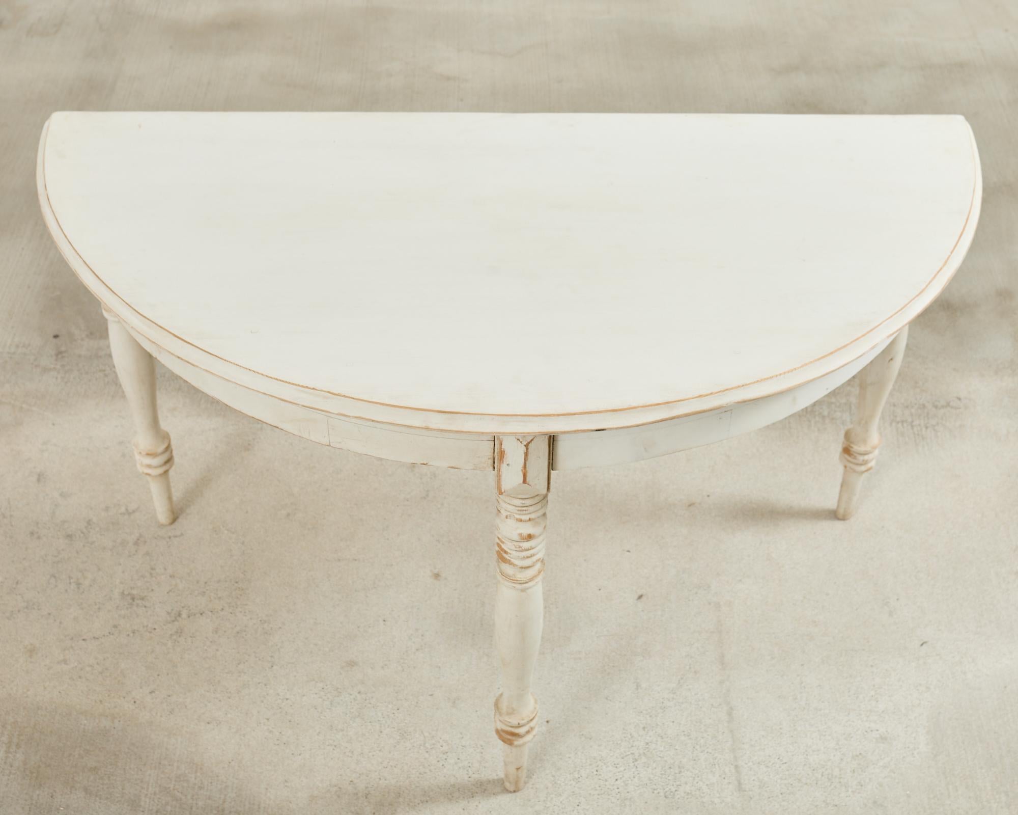 Pin Paire de consoles demi-lune en pin peint de style gustavien suédois en vente