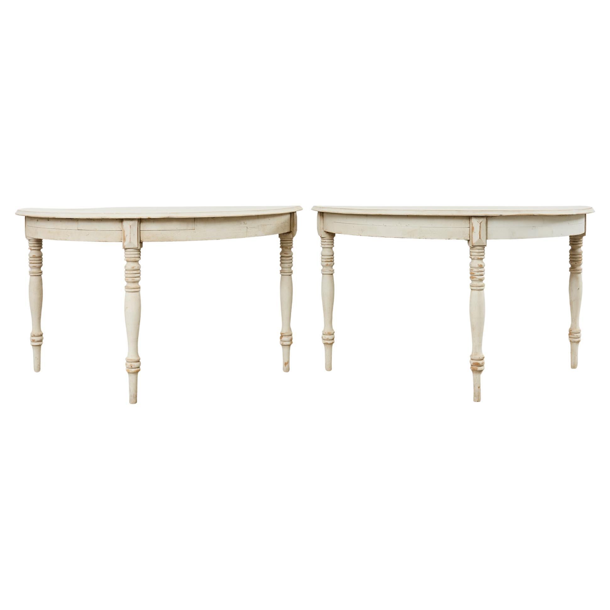 Paire de consoles demi-lune en pin peint de style gustavien suédois