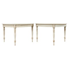 Paire de consoles demi-lune en pin peint de style gustavien suédois