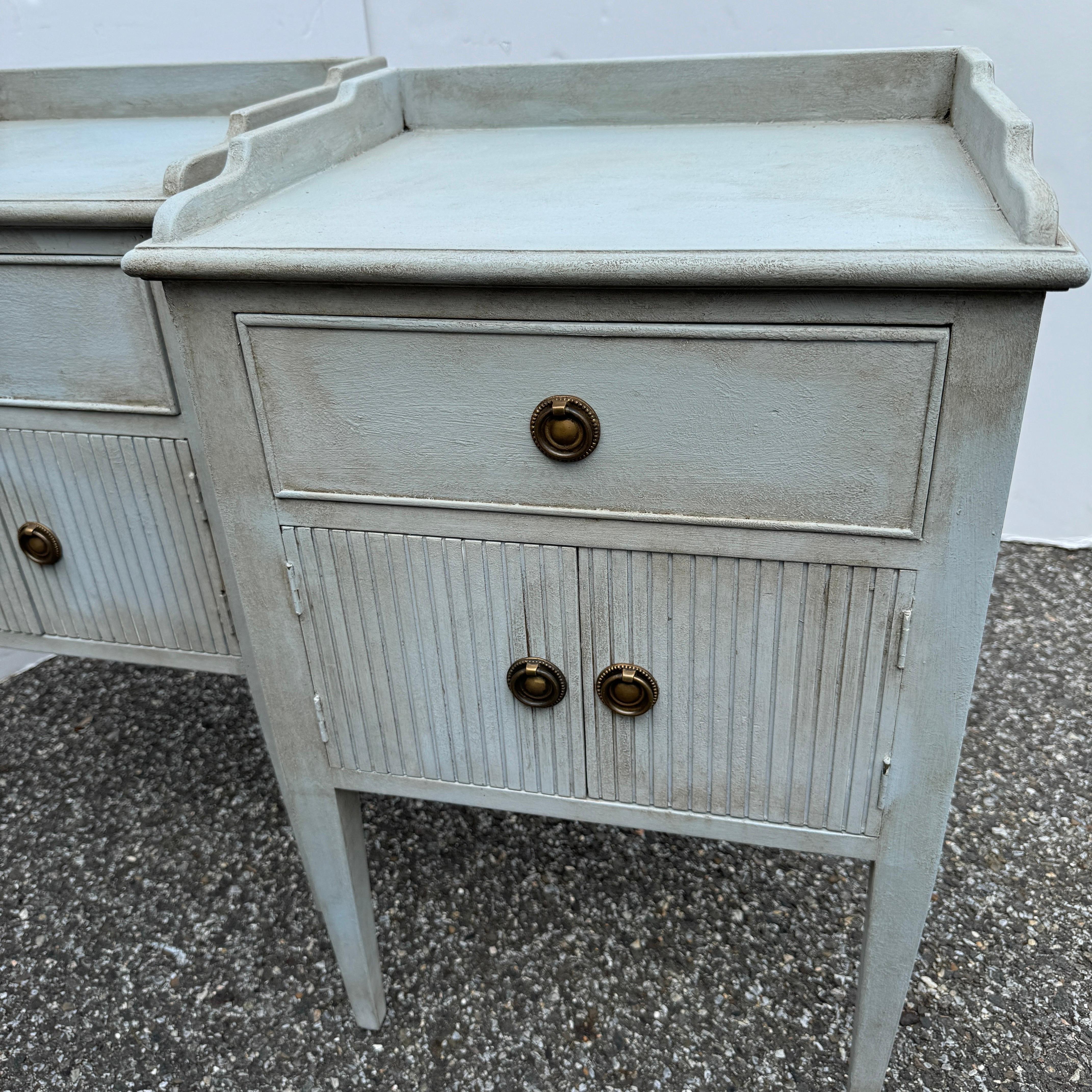 Pair of Swedish Gustavian Style Painted Side Tables Bedside For Sale 3